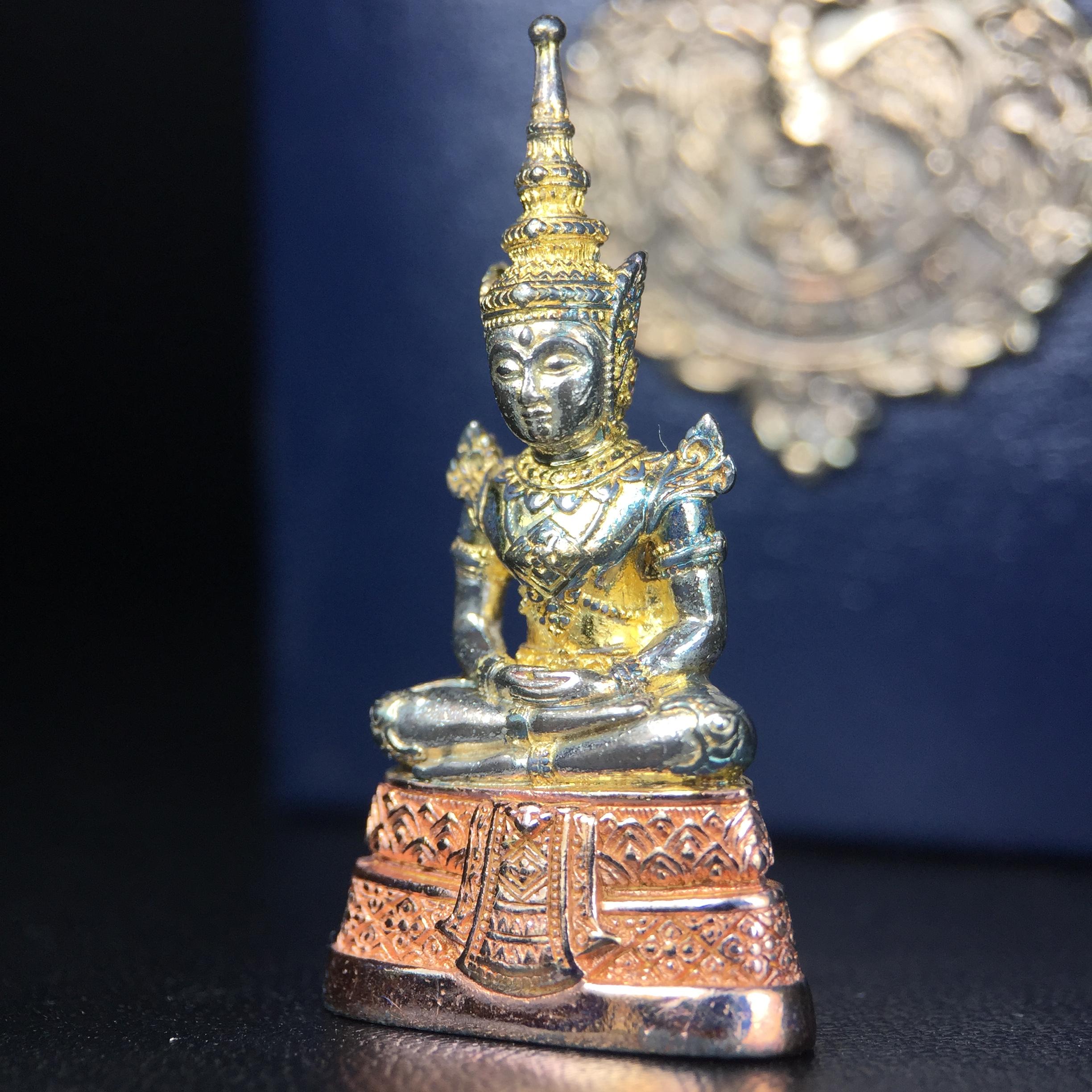 พระแก้วมรกต กรมสรรพสามิตจัดสร้างขึ้นเนื่องในโอกาสครบรอบ 64 ปีของกรมสรรพสามิต และเนื่องในวโรกาสที่พระบาทสมเด็จพระเจ้าอยู่หัวทรงครองราชย์ครบ 50 ปีในปีกาญจนาภิเษก เมื่อ พ.ศ.2539 เนื้อเงิน ชุบทองสามกษัตริย์(ผิวเดิมรุ้งๆสวย) พร้อมกล่องบรรจุเดิม