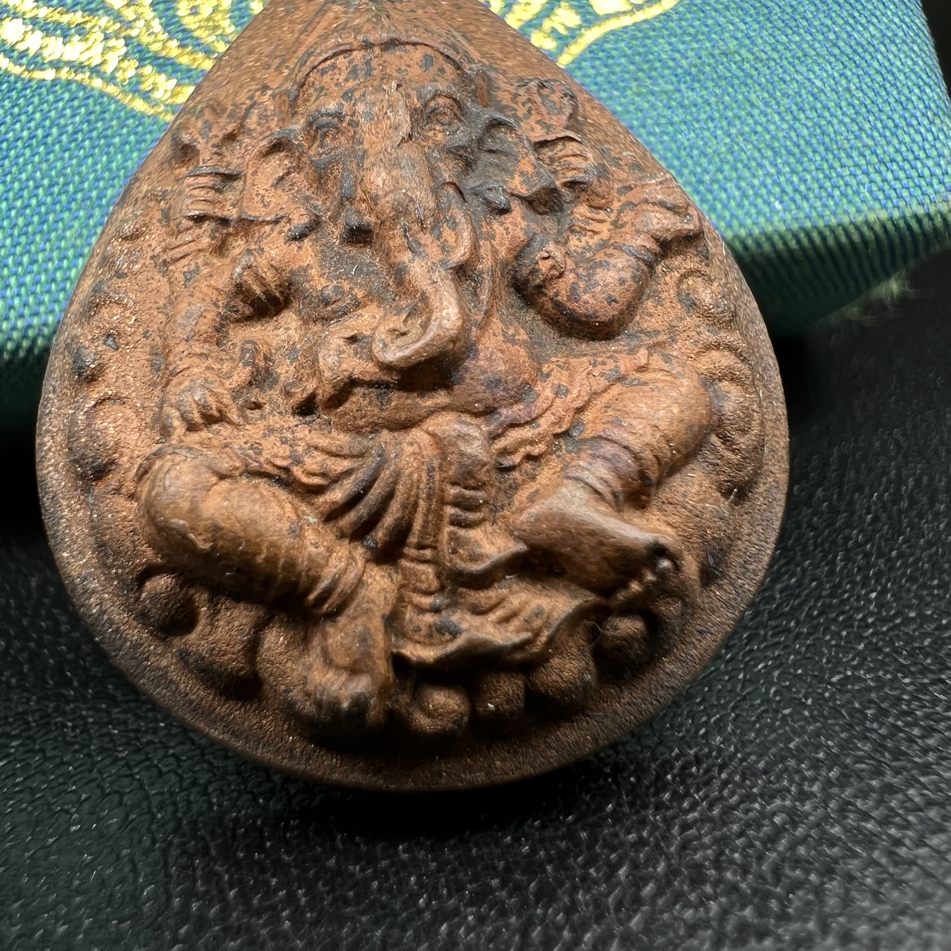 เหรียญพระพิฆเนศวร ญสส. ชุดกาญจนาภิเษกครองราชย์ 50 ปี พุทธศักราช 2538 วัดบวรนิเวศวิหาร พิมพ์ใหญ่(2.9 ซม.) เนื้อทองทิพย์ สภาพสวยเดิมพร้อมกล่องบรรจุเดิม ตอกโค๊ดหมายเลขกำกับ(คัดสภาพสวยเดิม พิธีใหญ่ พุทธศิลป์งดงาม)