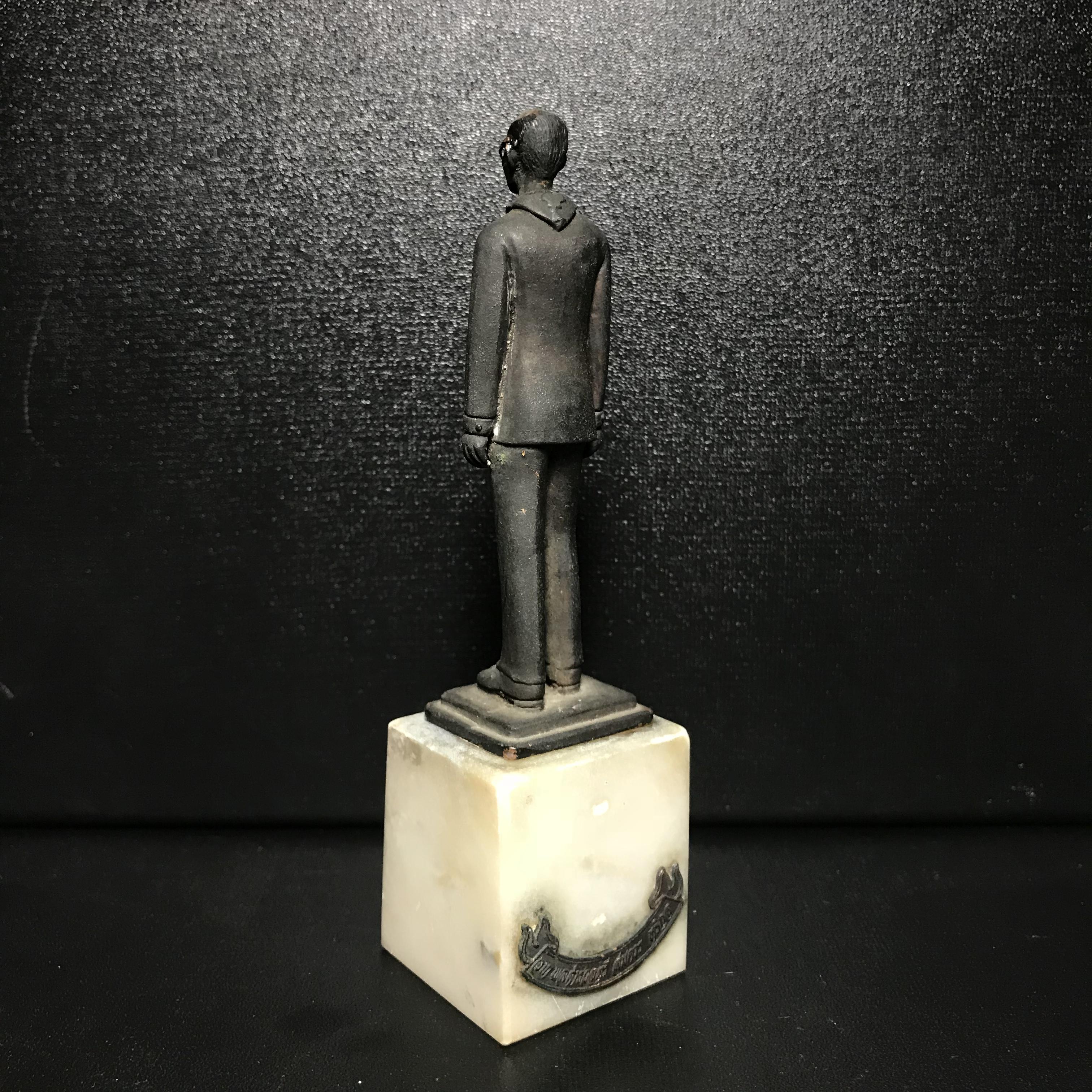 พระบรมรูปหล่อ ผู้ให้กำเนิดลูกเสือชาวบ้าน ในหลวงรัชกาลที่ 9 ทรงชุดลูกเสือชาวบ้าน ฐานหินอ่อน(หายาก)