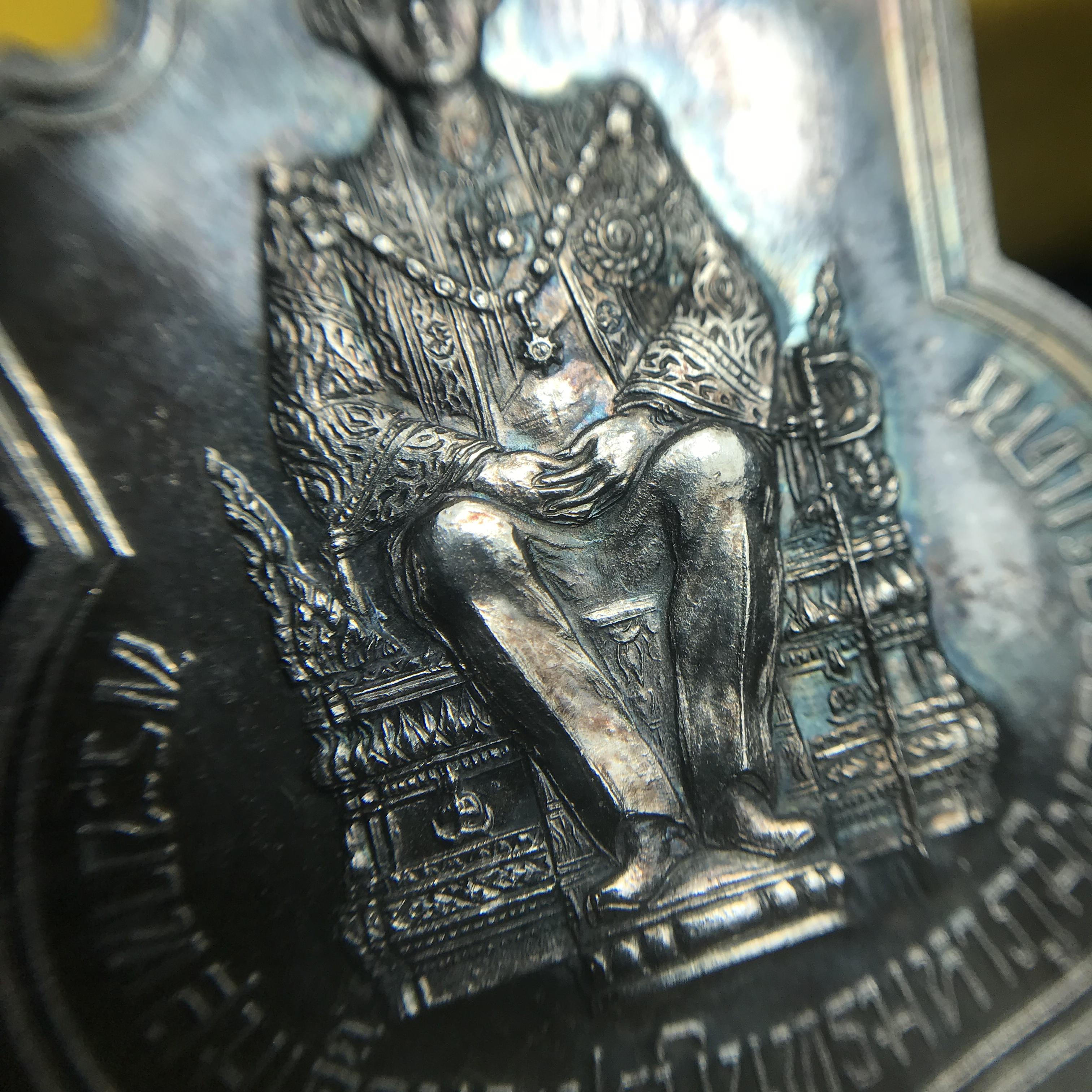 เหรียญพระบาทสมเด็จพระเจ้าอยู่หัว รัชกาลที่9ประทับนั่งบัลลังก์ กระทรวงมหาดไทยจัดสร้าง ปี2539 เนื้อเงินกล่องบรรจุเดิมสภาพสวย เนื้อเงินผิวเดิมขึ้นสีรุ้งธรรมชาติ แบบนิยม หายาก