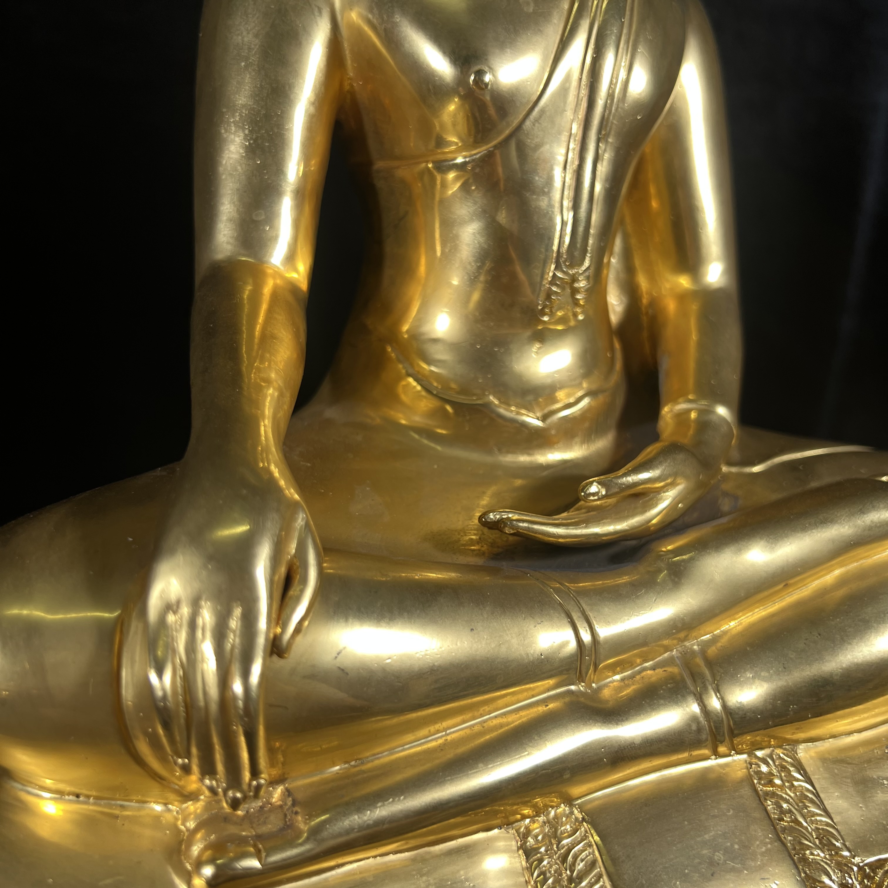 พระบูชาพระพุทธศิรมงคล ภปร. วัตถุมงคลคุ้มเกล้า ปี 2524 ของมูลนิธิคุ้มเกล้า โรงพยาบาลภูมิพลจัดสร้าง ขนาดหน้าตัก 9นิ้ว(ในหลวงรัชกาลที่9 ทรงจุดไฟพระฤกษ์และเททอง พิธีใหญ่)ยอดนิยมหายาก