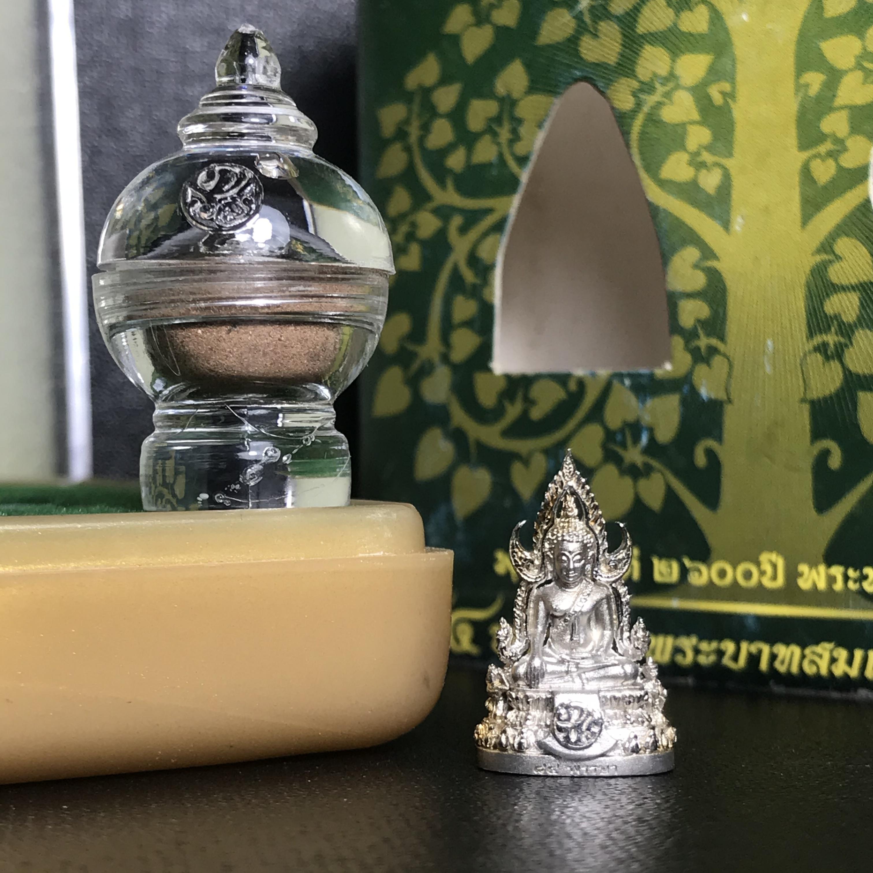 พระพุทธชินราช(จำลอง) ภปร. 84 พรรษา เนื้อเงินชุบทองคำขาว พิมพ์เล็กขนาดหน้าตัก 1/4 นิ้ว (สภาพผิวเดิมสวยงาม)