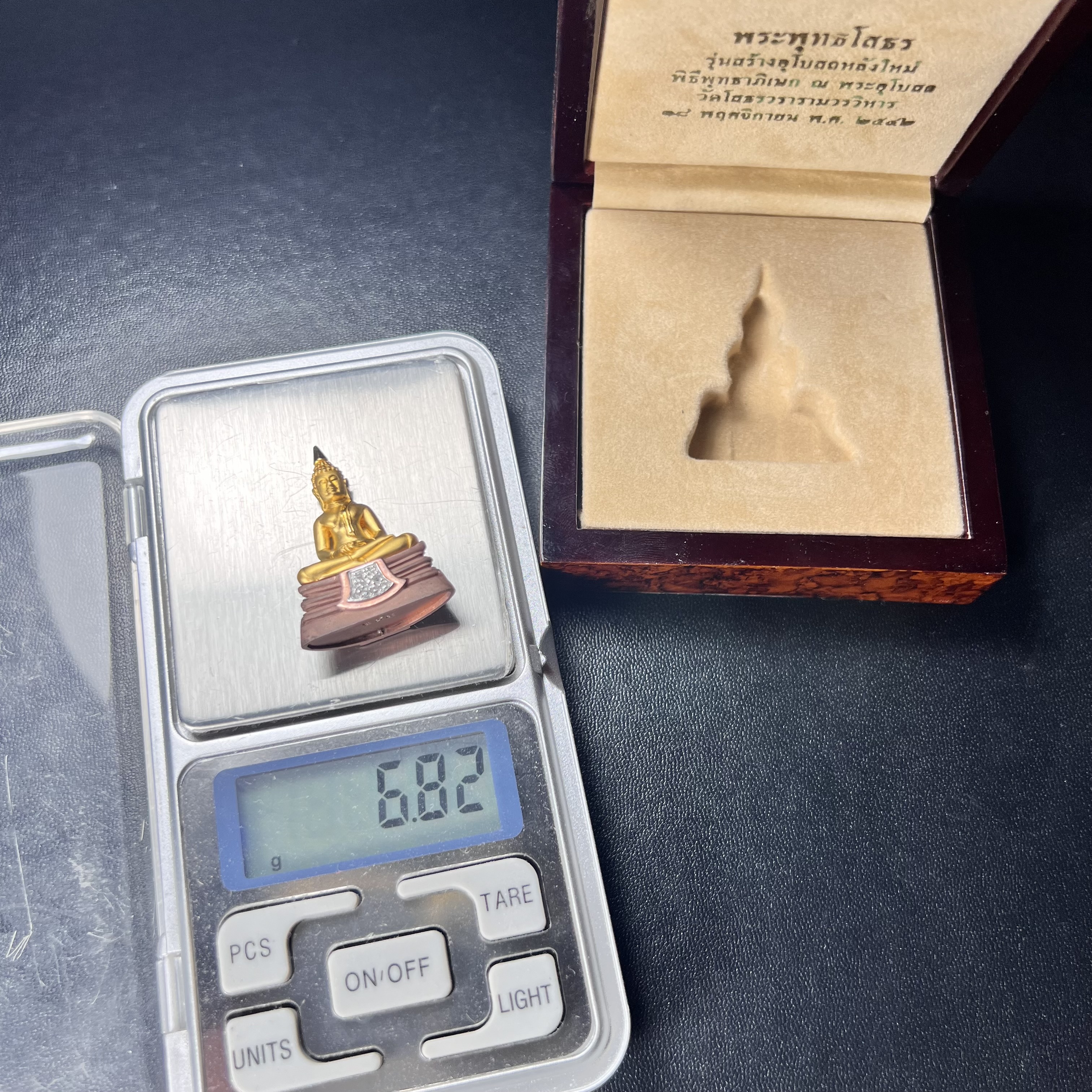 พระพุทธโสธร รุ่นสร้างอุโบสถหลังใหม่ พิธีพุทธาภิเษก ณ อุโบสถวัดโสธรวรารามวรวิหาร 18 พฤศจิกายน พ.ศ.2542 เนื้อสามกษัตริย์ องค์พระทองคำแท้ ฐานนาก ผ้าทิพย์ประดับเพชรแท้ หนักรวม 6.82g ขนาด 2.5x3.5 ซม.(องค์หมายเลข ๒๔๘)(พุธศิลป์สุดงดงาม อีกหนึ่งรุ่นยอดนิยม)หายาก