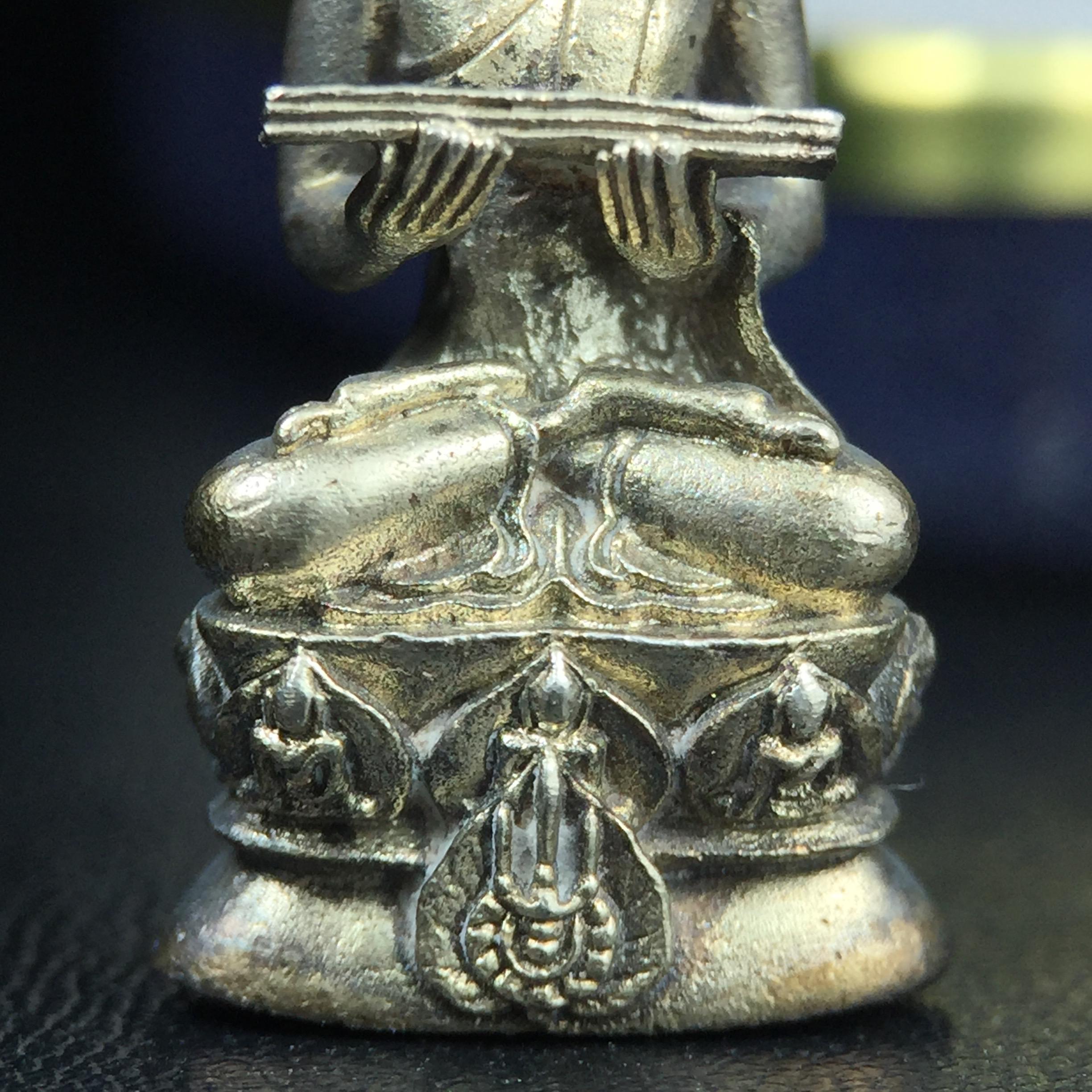 พระกริ่งปรมานุชิตชิโนรส วัดพระเชตุพนวิมลมังคลาราม(วัดโพธิ์) ปี2533 เนื้อเงิน ( ในหลวงรัชกาลที่9เสด็จเททอง)พิธีใหญ่ งดงามด้วยพุทธศิลป์เปี่ยมด้วยพุทธคุณ อีกหนึ่งรุ่นที่แนะนำสะสมบูชา