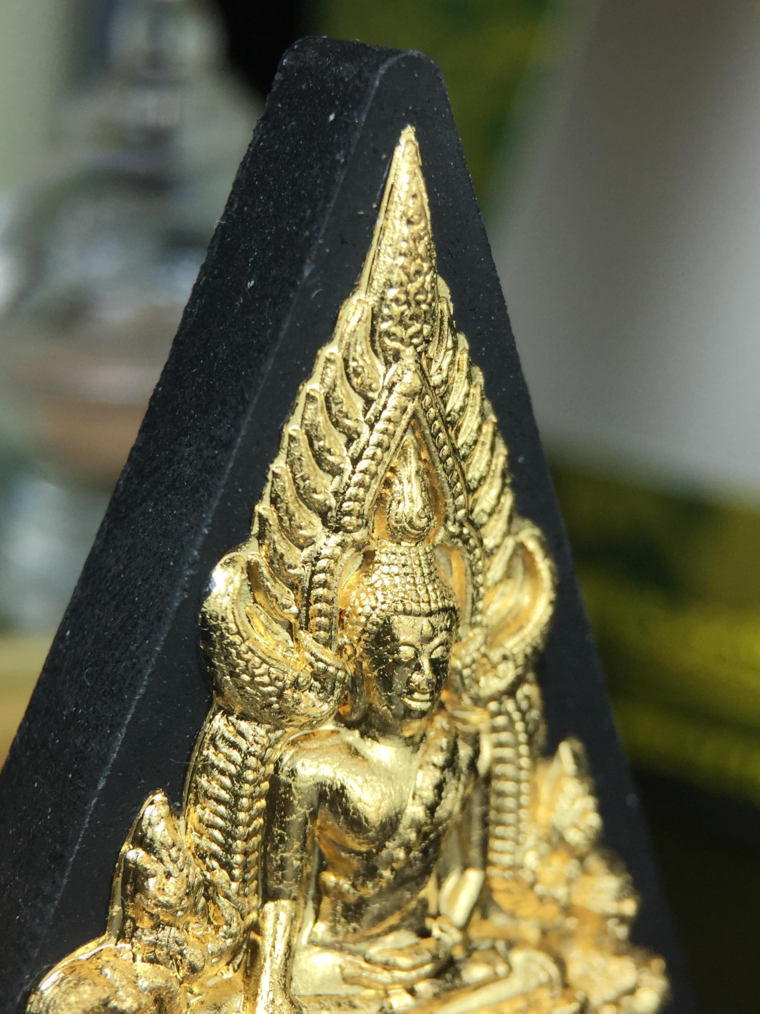 พระพุทธชินราช(จำลอง)ภปร. 84พรรษา เนื้อผงปิดทองด้านหน้า หลัง ภ.ป.ร. ยิงทอง(พระราชทานมวลสาร จิตรลดาและเส้นพระเจ้า ร.9(เส้นผม))ทรงคุณค่าอีกหนึ่งรุ่นยอดนิยม