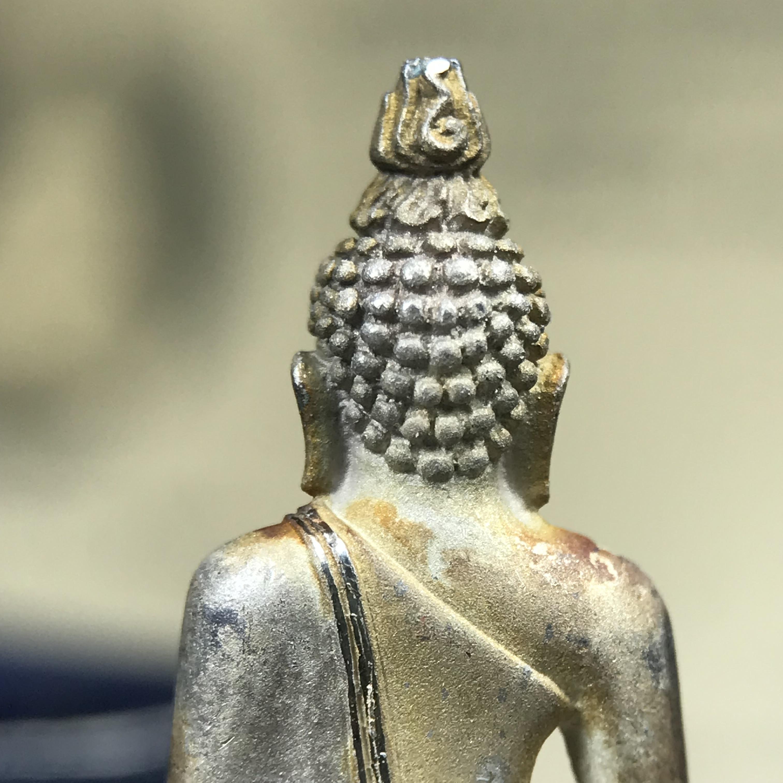 พระกริ่งไพรีพินาศ ญสส.มูลนิธิพิทักษ์ดวงตาประชาชน ฉลองศิริราชสมบัติครองราชย์ 50 ปี รัชกาลที่ 9 เนื้อเงินบริสุทธิ์ 99.9% (เนื้อเงินผิวเดิมติดรุ้งๆสวยเดิม)ขนาดสูง 2.8 ซม. พร้อมกล่องบรรจุเดิมและการ์ดใบรับรองเดิมครบสมบูรณ์(องค์หมายเลข ๒๓๒๗)