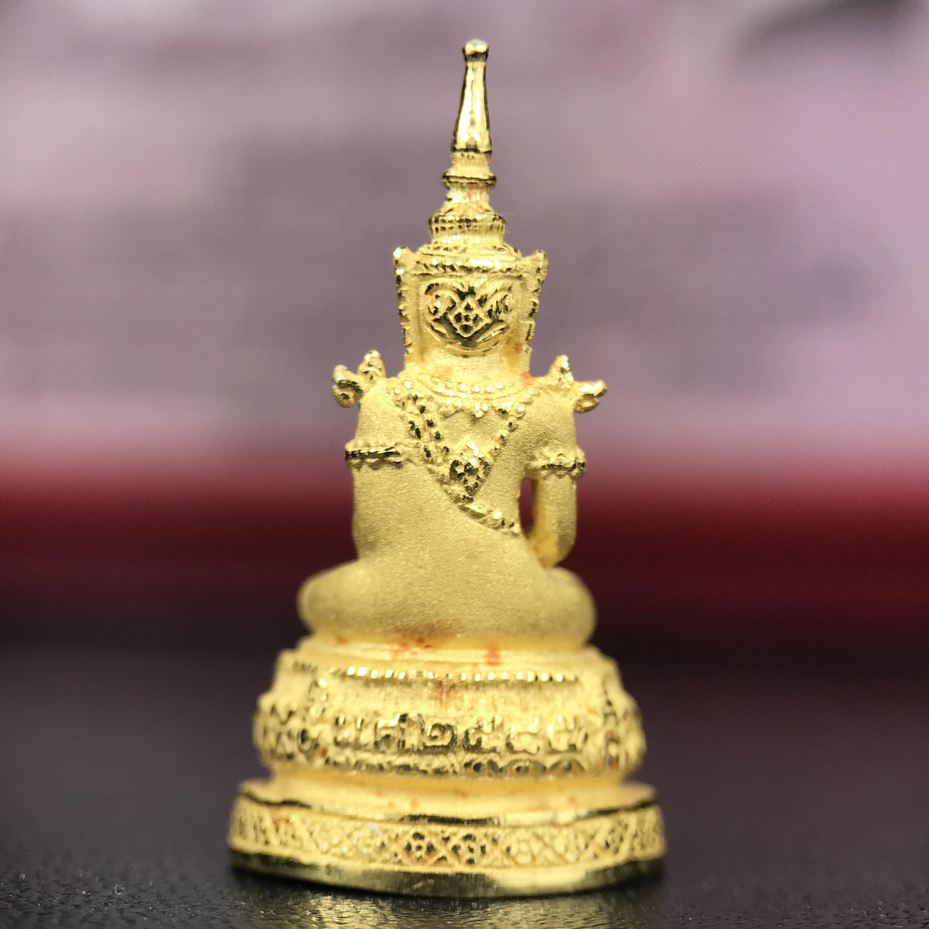 พระแก้วมรกต ภปร.(รุ่นแรก) ปี2545 รุ่นฉลองกรุงรัตนโกสินทร์ครบ 220 ปี พิมพ์ลอยองค์เล็ก เนื้อทองคำบริสุทธิ์ 96.5%(6.5กรัม) ขนาด 10*19 มม.ครบสมบูรณ์(องค์หมายเลข ๙๙)(หมายเลขมงคลเจริญก้าวหน้าในทุกๆด้าน)สุดยอดมงคลแผ่นดินที่ควรเก็บรักษา บูชาเป็นมงคลชีวิต(หายาก)