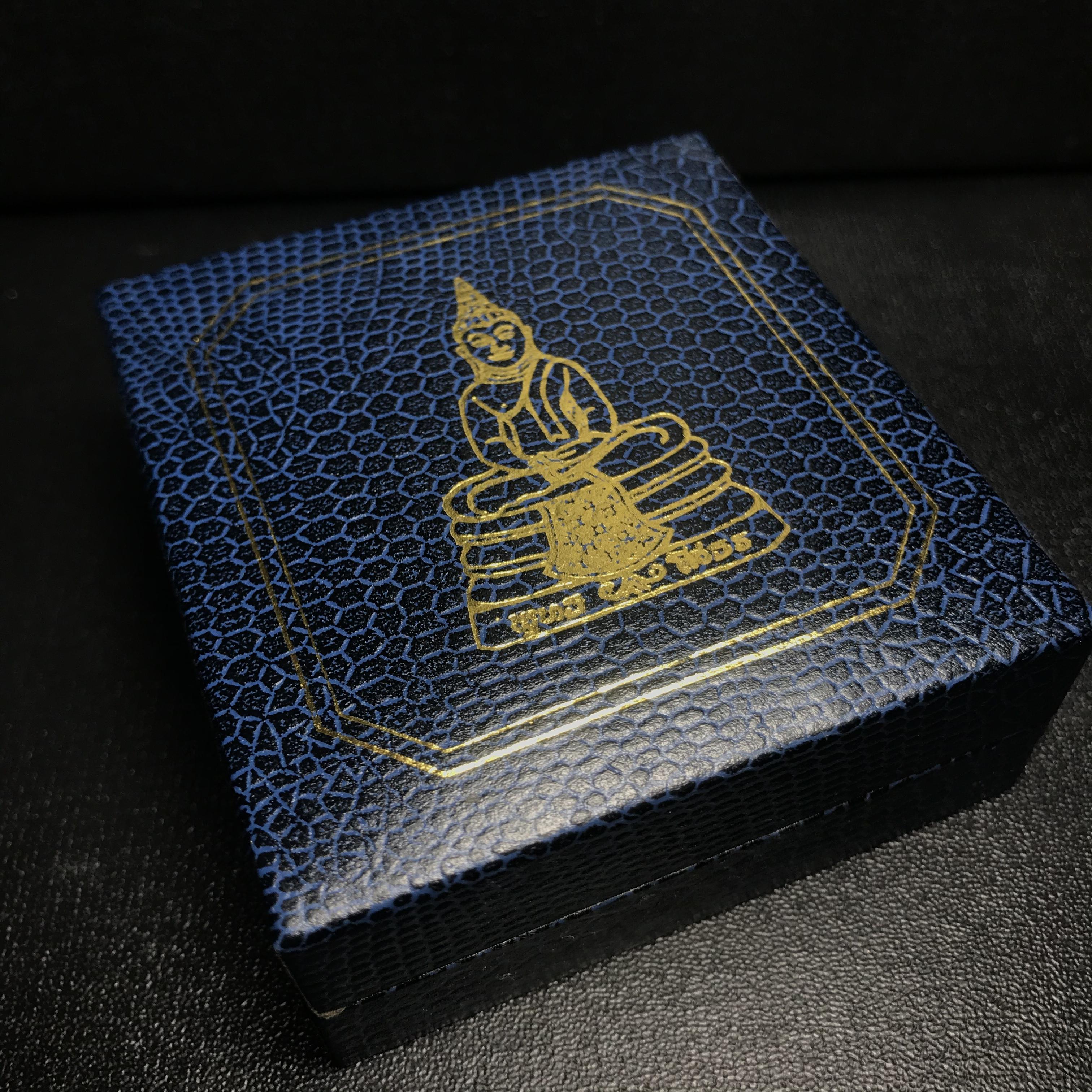 พระพุทธโสธร(หลวงพ่อโสธร) รุ่นสร้างอุโบสถ ปี2539 เนื้อเงิน พิมพ์แปดเหลี่ยม(หายาก) สภาพสวยผิวเดิมขึ้นน้ำทองสีรุ้งแบบนิยม กล่องบรรจุเดิมครบสมบูรณ์