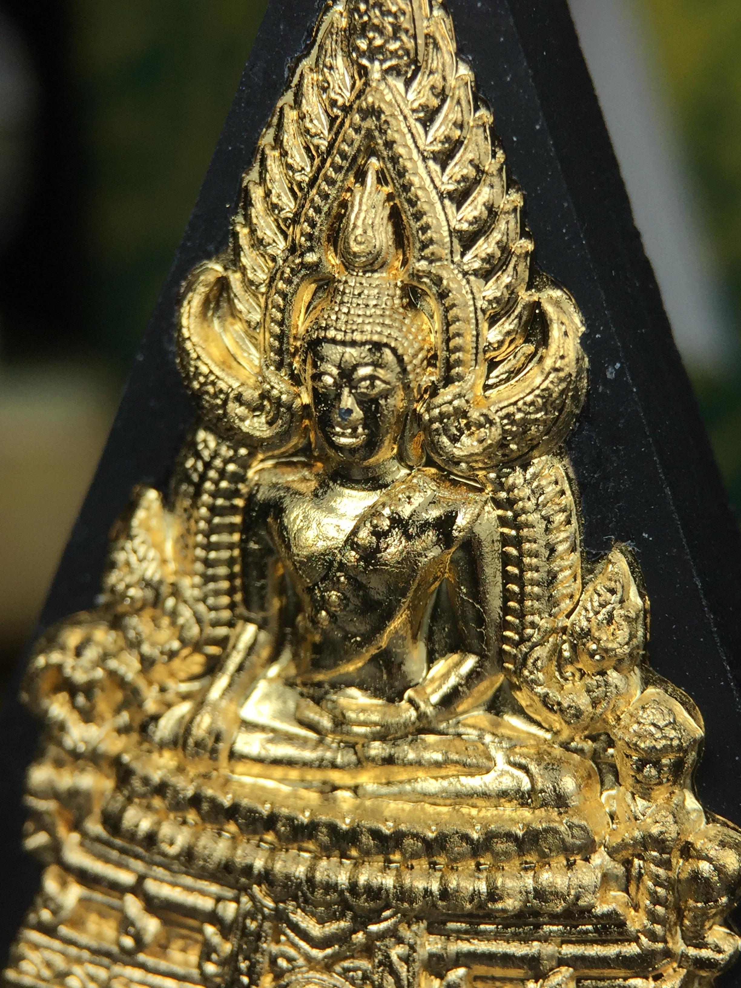 พระพุทธชินราช(จำลอง)ภปร. 84พรรษา เนื้อผงปิดทองด้านหน้า หลัง ภ.ป.ร. ยิงทอง(พระราชทานมวลสาร จิตรลดาและเส้นพระเจ้า ร.9(เส้นผม))ทรงคุณค่าอีกหนึ่งรุ่นยอดนิยม