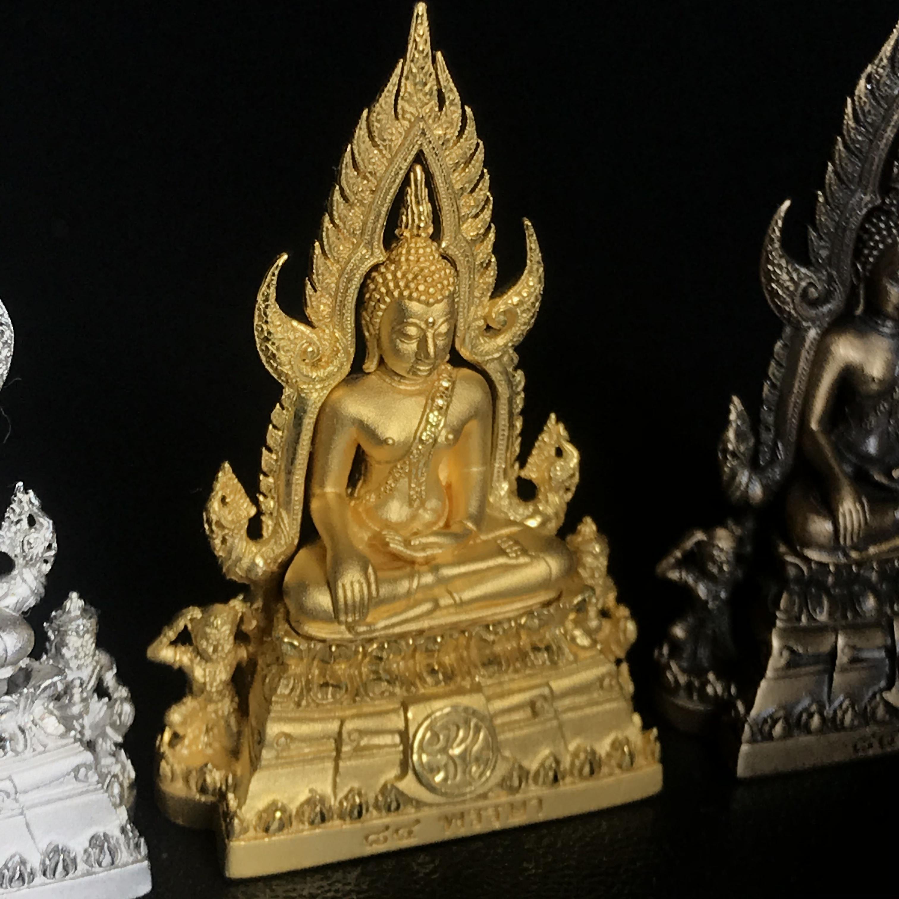 พระพุทธชินราช(จำลอง) ภปร. 84 พรรษา พิมพ์กลางขนาดหน้าตัก 1/2 นิ้ว(ครบชุด3องค์ เนื้อทองคำ+เนื้อเงินชุบทองคำขาว+เนื้อบรอนซ์รมดำซาติน)(พระราชทานมวลสาร จิตรลดาและเส้นพระเจ้า(เส้นผม)รัชกาลที่9)