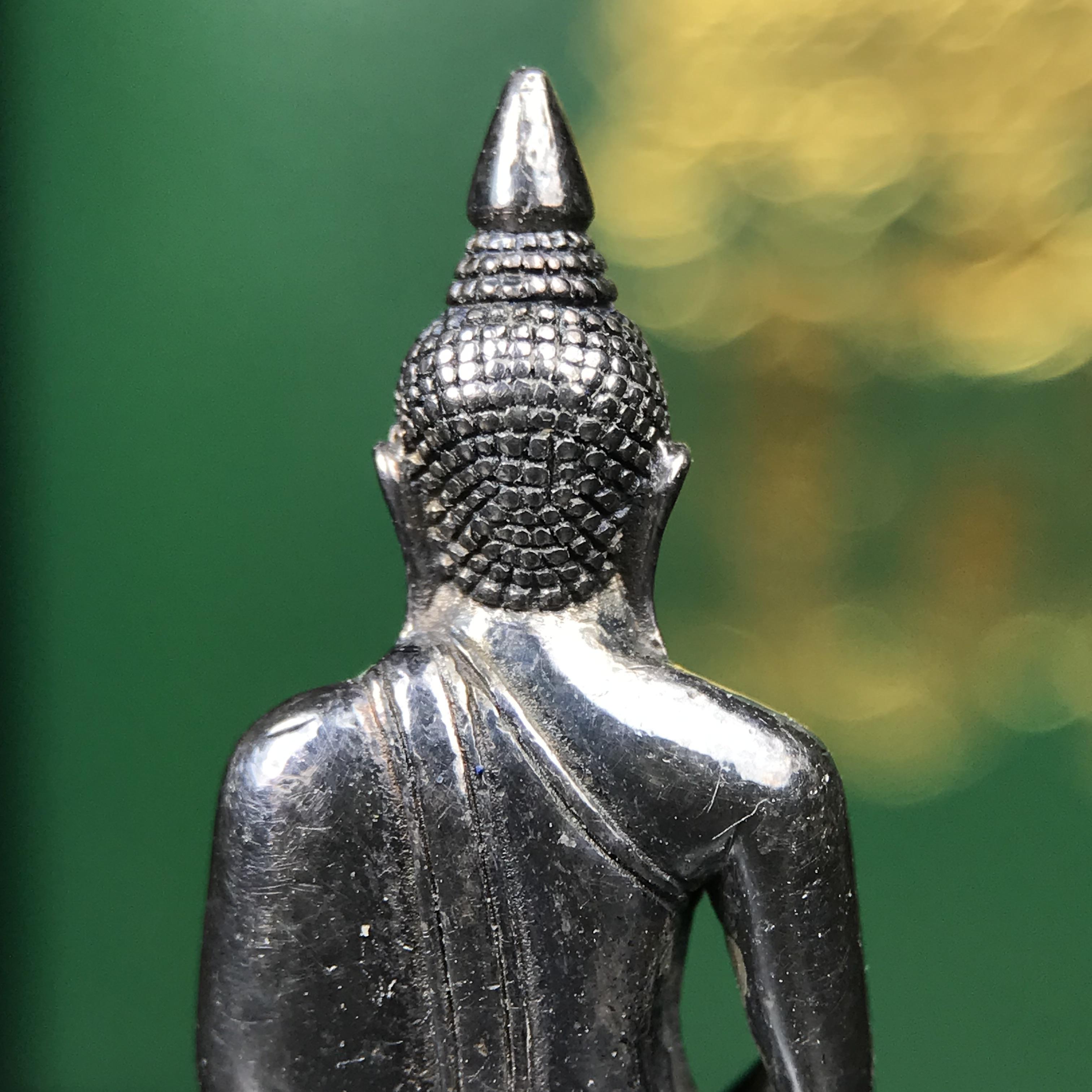 พระพุทธโสธร รุ่น กศก. 120 ปี เนื่องในโอกาสครบ 120 ปี กรมศุลกากร กระทรวงการคลัง จัดสร้าง ปี 2537 เนื้อเงินบริสุทธิ์ 99.9% ผิวขัดเงาลงดำ(เข้มขลัง)(งานบริษัท แพรนด้า จิวเวลรี่)สวยงดงาม ทรงคุณค่า