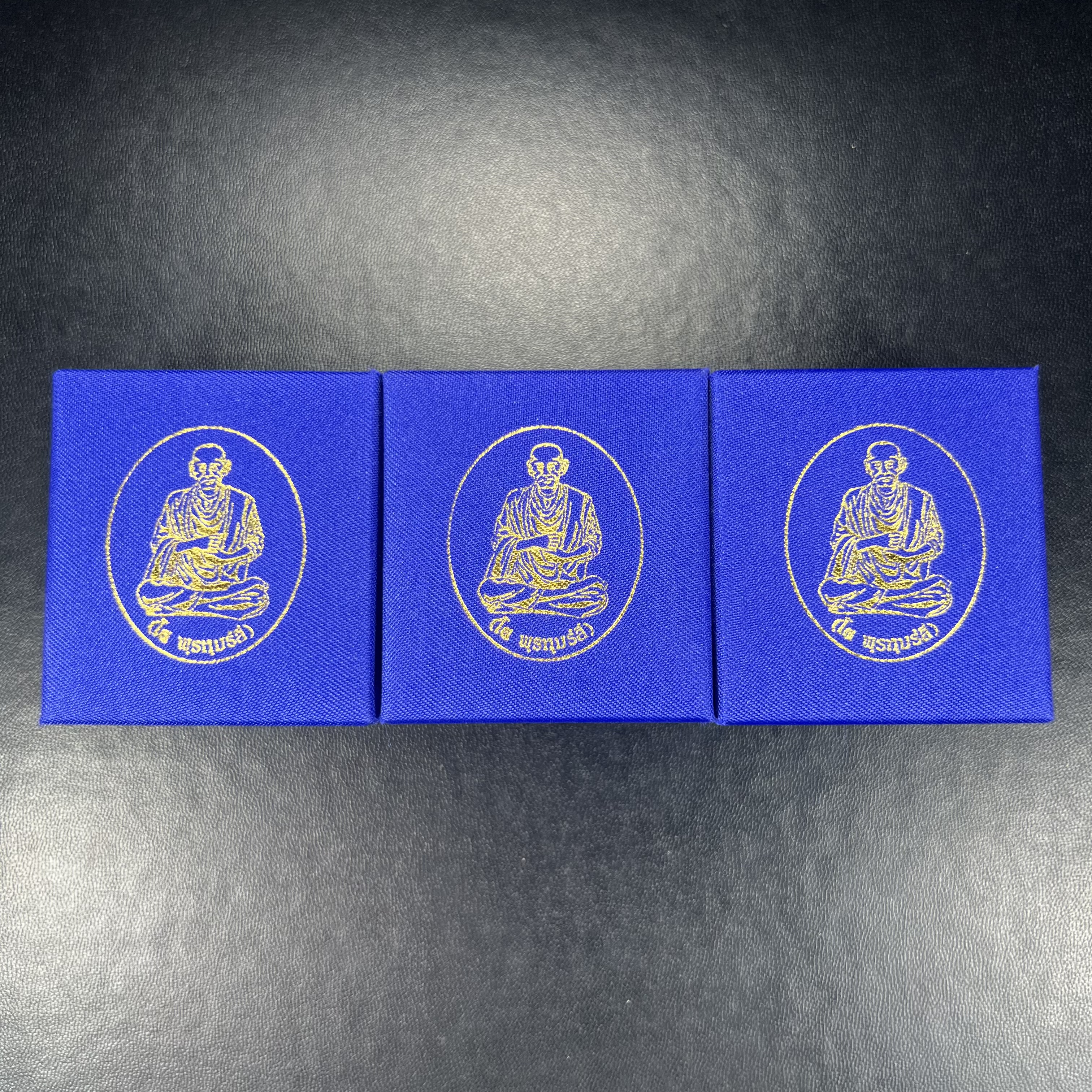 สมเด็จพุฒาจารย์ (โต พรหมรังสี) อนุสรณ์ 128 ปี สมเด็จพระญาณสังวร สมเด็จพระสังฆราช ทรงเมตตาอธิฐานจิต ปี 2543 มหาพุทธาภิเษก 3วาระ เหรียญรูปเหมือนสมเด็จพุฒาจารย์โตด้านหลังพระสมเด็จ เนื้อเงิน พิมพ์เล็ก(พิมพ์คะแนน) ขนาด 1.2 x 1.7 ซม. ทรงคุณค่าทั้งด้านความงานด้า