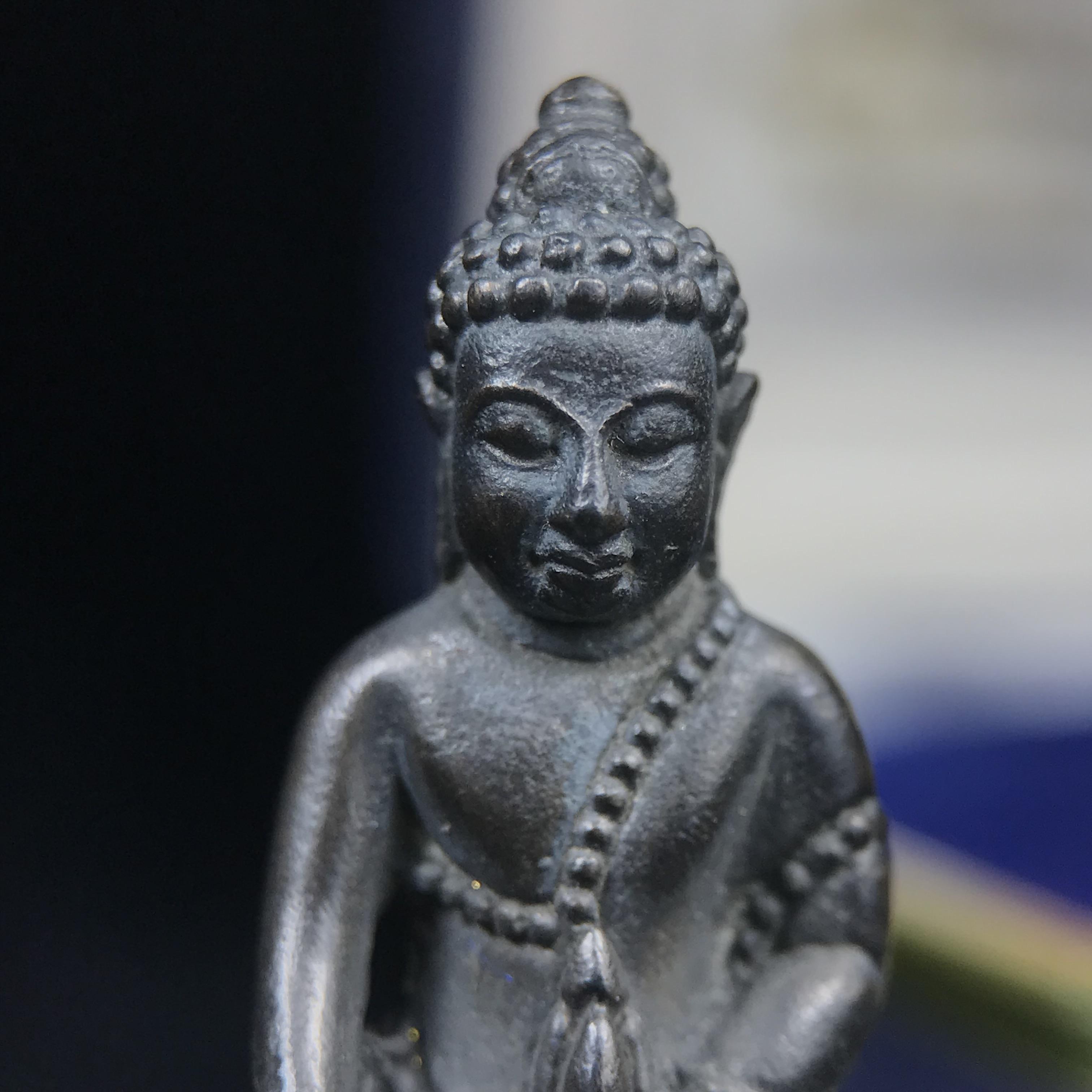 พระกริ่งนวปทุม ภปร. วัดปทุมวนาราม ปี 2535 เนื้อนวโลหะ(เข้มขลัง สวย งดงาม) ขนาดสูง 3.7 ซม. พร้อมกล่องพิเศษบรรจุเดิมครบสมบูรณ์ (ในหลวงรัชกาลที่9เสด็จเททอง)(1ใน3000องค์)นิยมหายาก