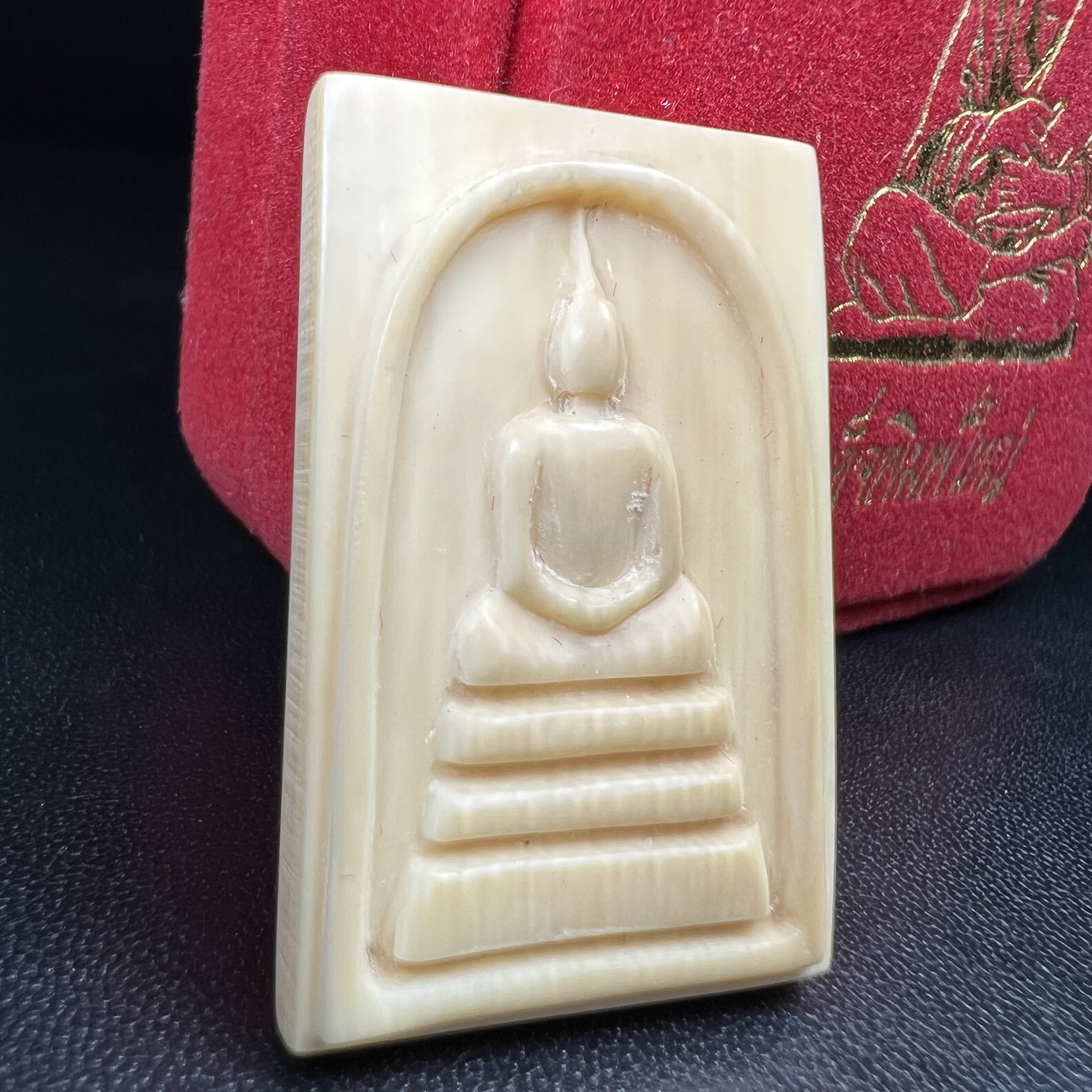 สมเด็จพระพุฒาจารย์ (โต พรหมรังสี) รุ่นคชสารหมื่นปี พ.ศ.2542 สมเด็จพิมพ์ใหญ่(หลังเรียบ) สภาพสวยสมบูรณ์กล่องบรรจุเดิมครบ หายาก