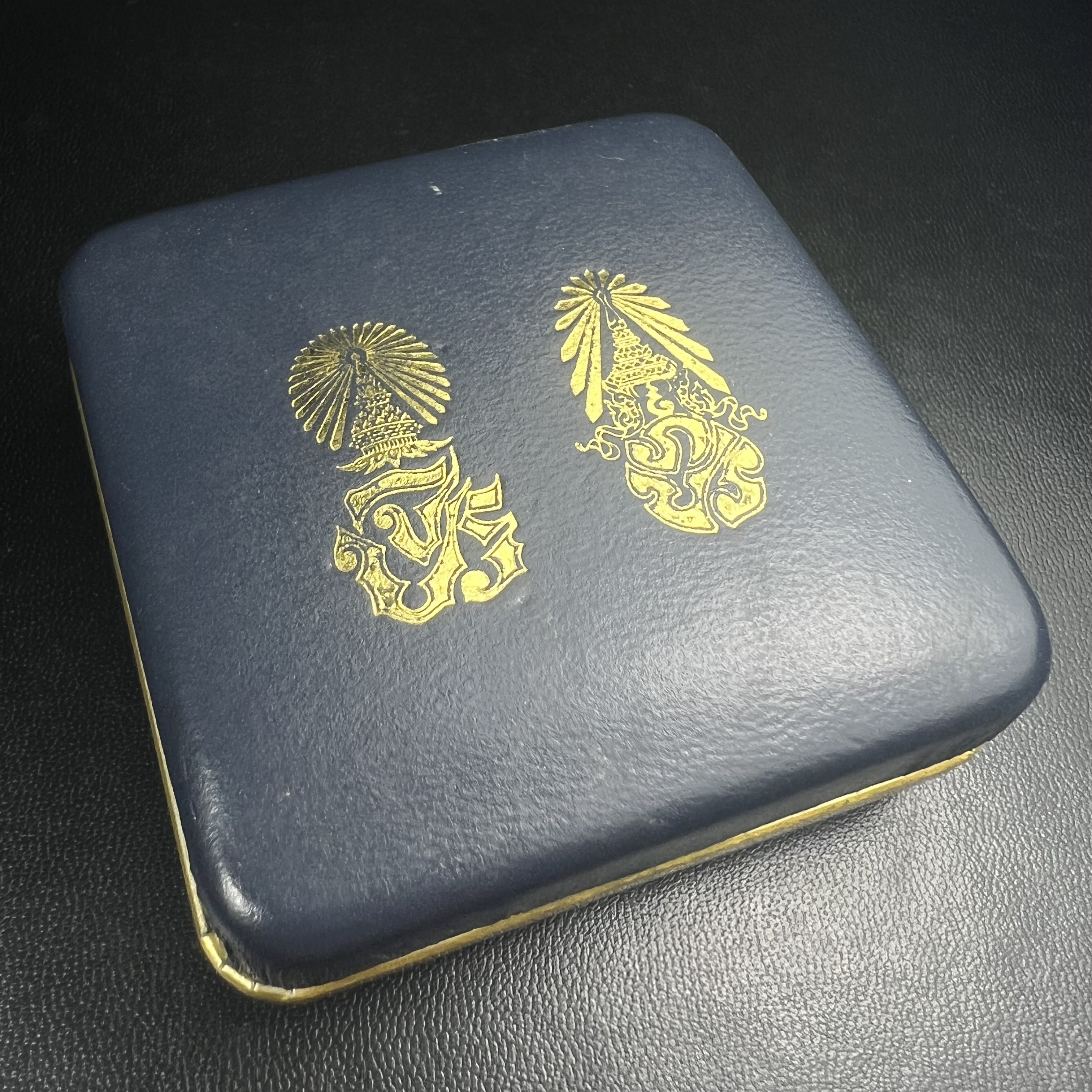 พระกริ่งพระพุทธนรสีห์ จปร.+ภปร. ครบรอบ 100 ปี ธนาคารไทยพาณิชย์ ปี 2550 พระกริ่งเนื้อเงิน(หายาก)(พุทธศิลป์งดงาม)ด้านหน้าฐานประดับด้วยตราสัญลักษณ์ "จปร" และ "ภปร" (องค์เนื้อเงินสร้างน้อย พบเจอน้อยหายาก)1 ใน 2500 องค์