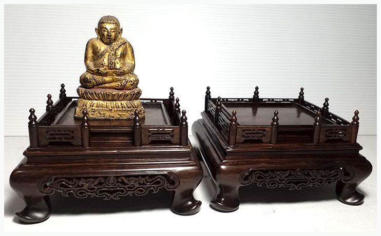 กี๋ ตั่งหรือฐานไม้ สี่เหลี่ยมมีซุ้มรั้ว หน้าท๊อป7.1cm ตัวละ