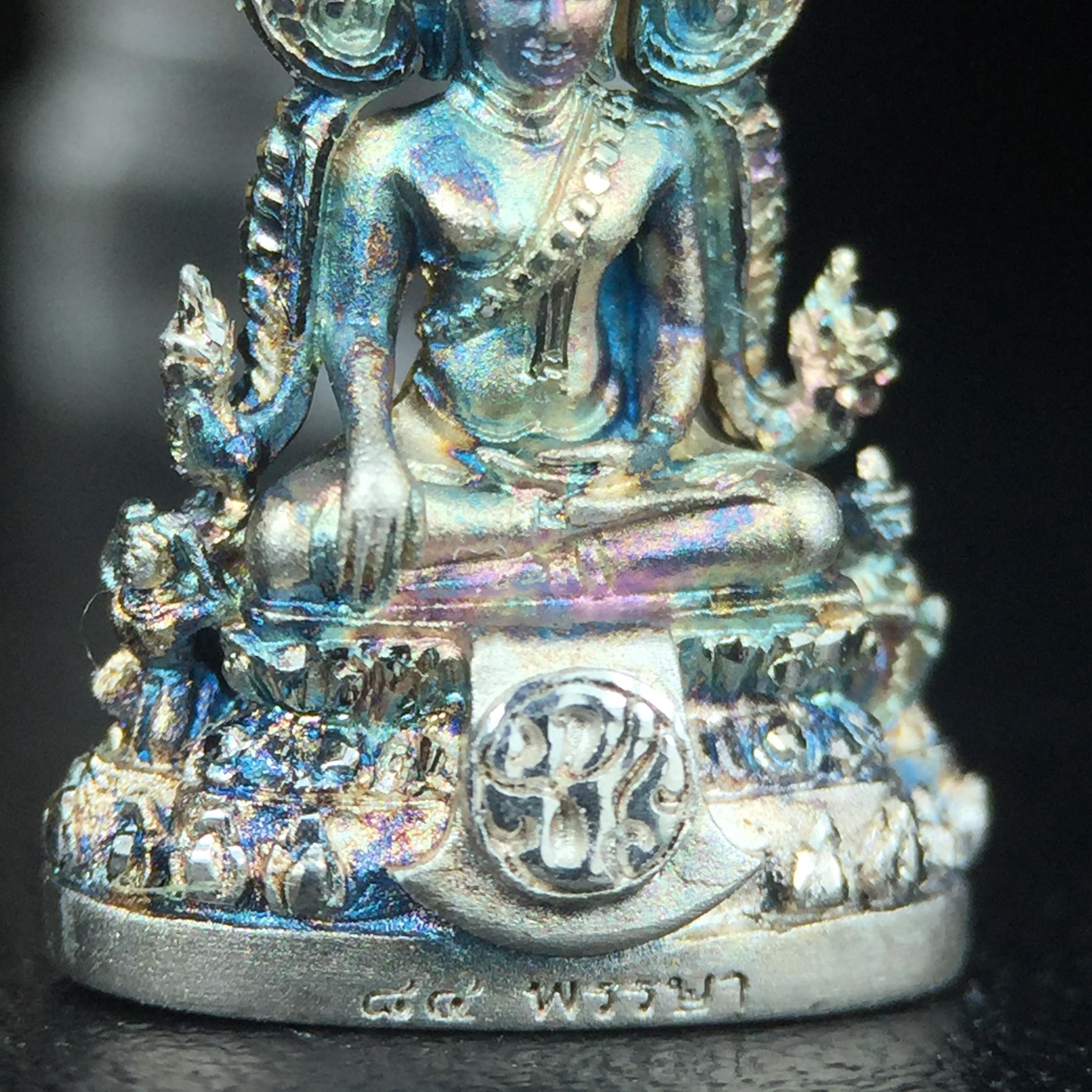 พระพุทธชินราช(จำลอง) ภปร. 84 พรรษา เนื้อเงินชุบทองคำขาว พิมพ์เล็กขนาดหน้าตัก 1/4 นิ้ว (สภาพผิวเดิมสวย ขึ้นสีรุ้งธรรมชาติ แบบนิยม)(พระราชทานมวลสาร จิตรลดาและเส้นพระเจ้า(เส้นผม))พุทธศิลป์ทรงคุณค่าอีกหนึ่งรุ่นยอดนิยม