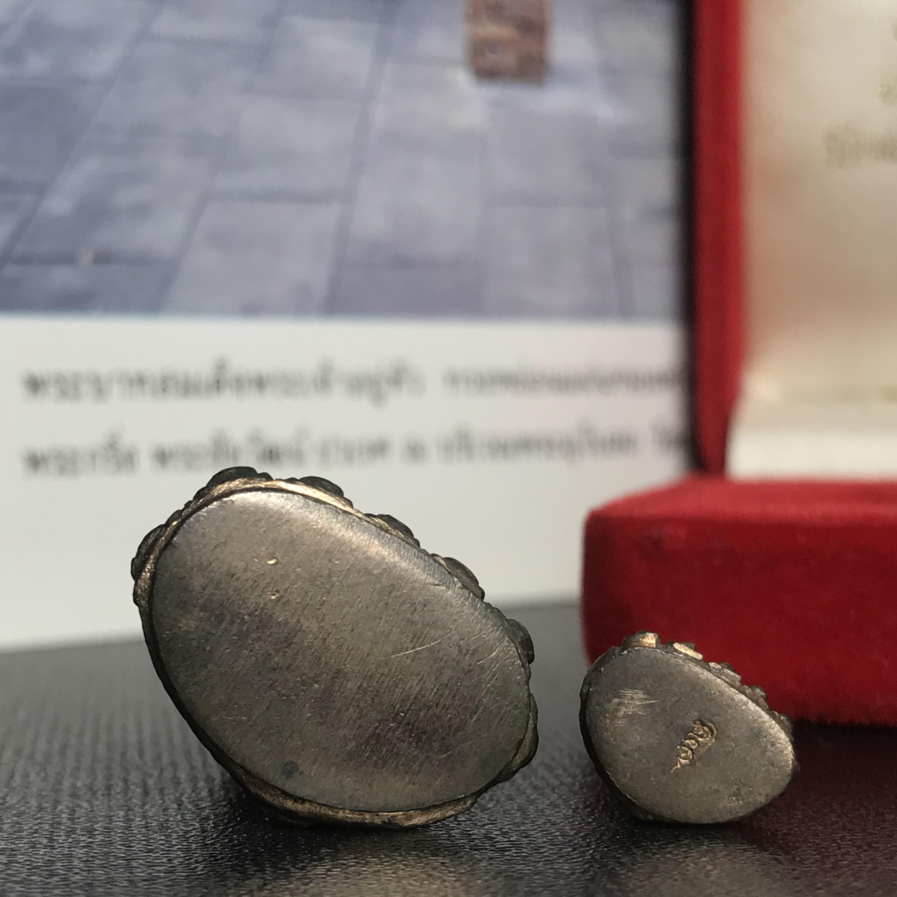 พระกริ่ง-พระชัยวัฒน์ ปวเรศ ปี2530 วัดบวรนิเวศราชวรวิหาร(ในหลวง ร.9 เสด็จเททอง)(บรรจุเส้นเกศาในหลวงรัชกาลที่9)พร้อมสูจิบัตรเดิมตอนจัดสร้าง