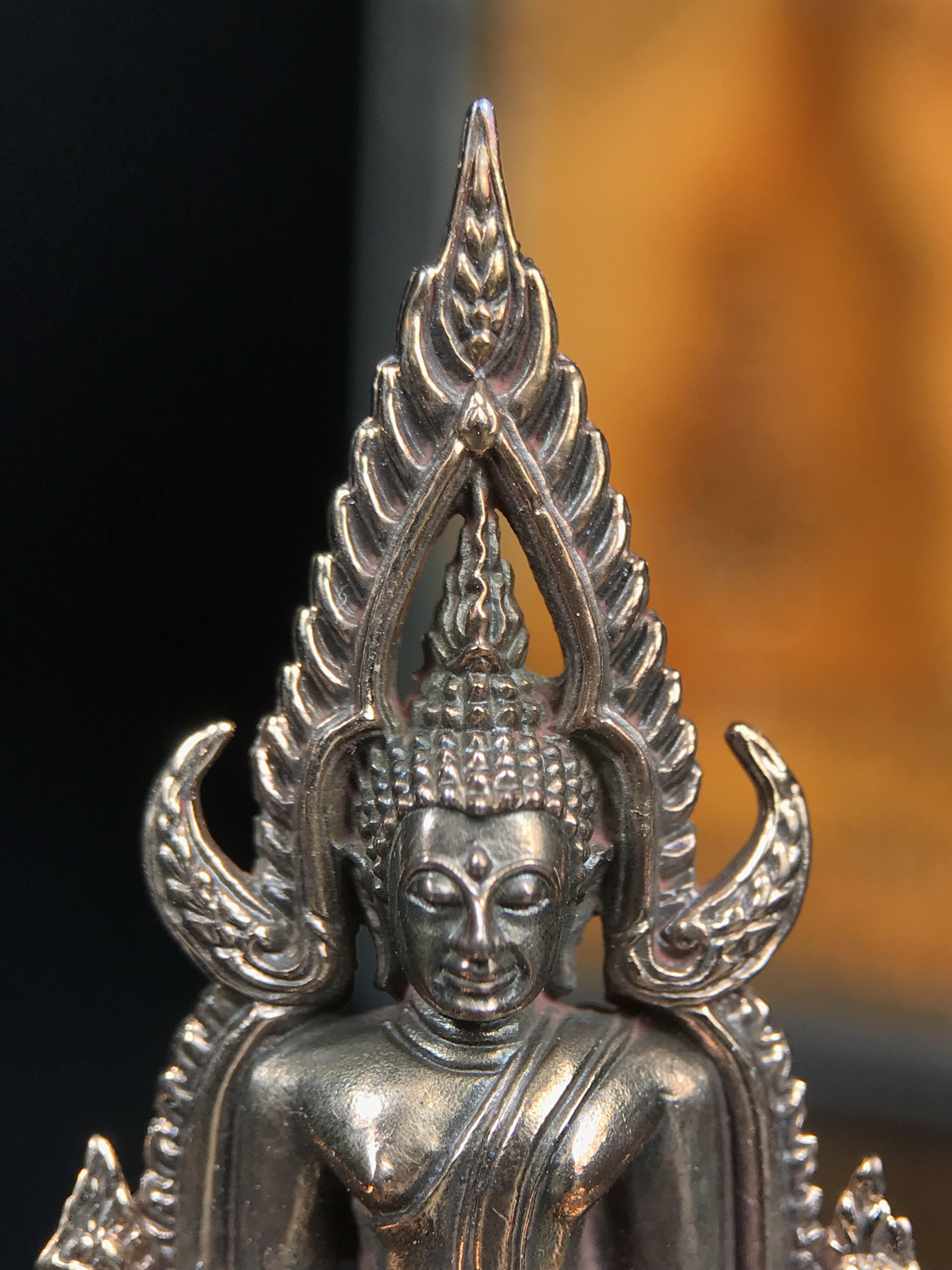 พระพุทธชินราช ญสส. วัดพระศรีมหาธาตุ จ.พิษณุโลก ปี2543 กริ่งชินราชเนื้อนวโลหะเต็มสูตร (ผสมทองคำ 2 บาท ต่อน้ำหนักเนื้อ 1 กิโลกรัม) พิธีใหญ่ รุ่นแรกและรุ่นเดียวที่ หลวงปู่หมุน ฐิตสีโล วัดบ้านจาน มาร่วมปลุกเสก(องค์หมายเลข ๘๐๔ เลขสวย)(1 ใน 2543 องค์)นิยมหายาก