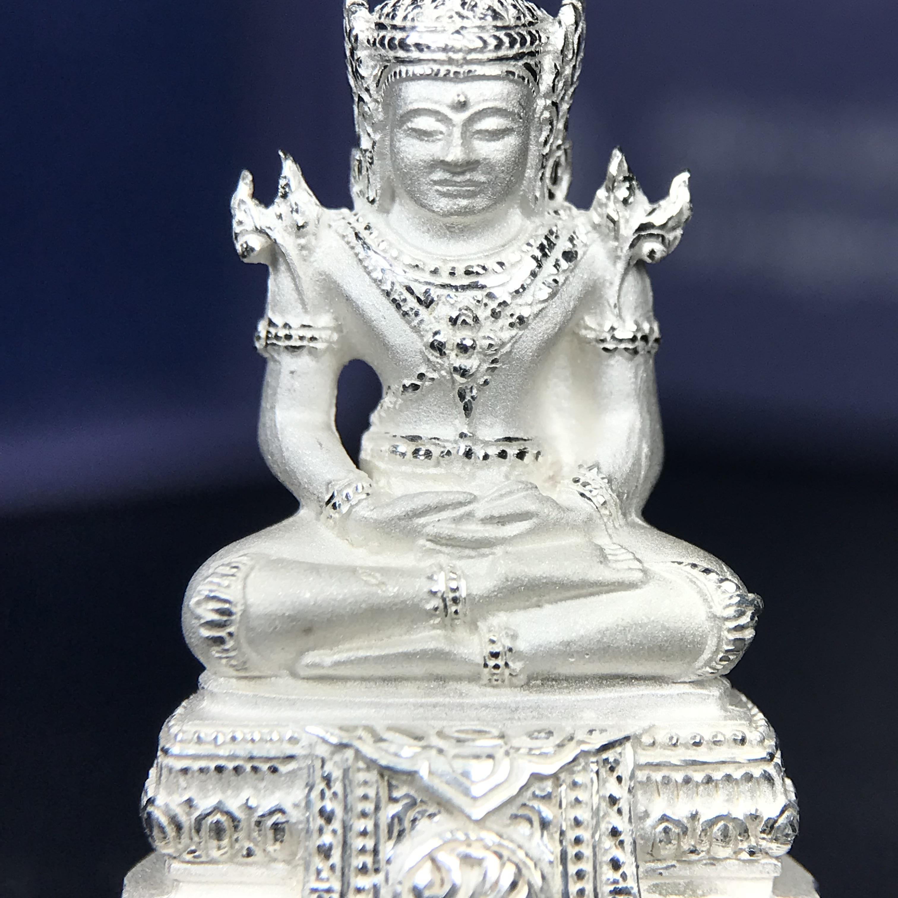 พระแก้วมรกต ภปร. ปี 2547 จัดสร้างโดยโรงพยาบาลภูมิพลอดุลยเดช เนื้อเงิน ลอยองค์ หน้าตัก 1/2 นิ้ว พิธีมหามังคาภิเษก ณ พระอุโบสถวัดพระศรีรัตนศาสดาราม(วัดพระแก้ว) งดงามทรงคุณค่าอีกหนึ่งรุ่นยอดนิยม หายาก(เลขสวยผมรวมได้เก้า หมายเลข ๑๐๘๙)(1ใน3000องค์)