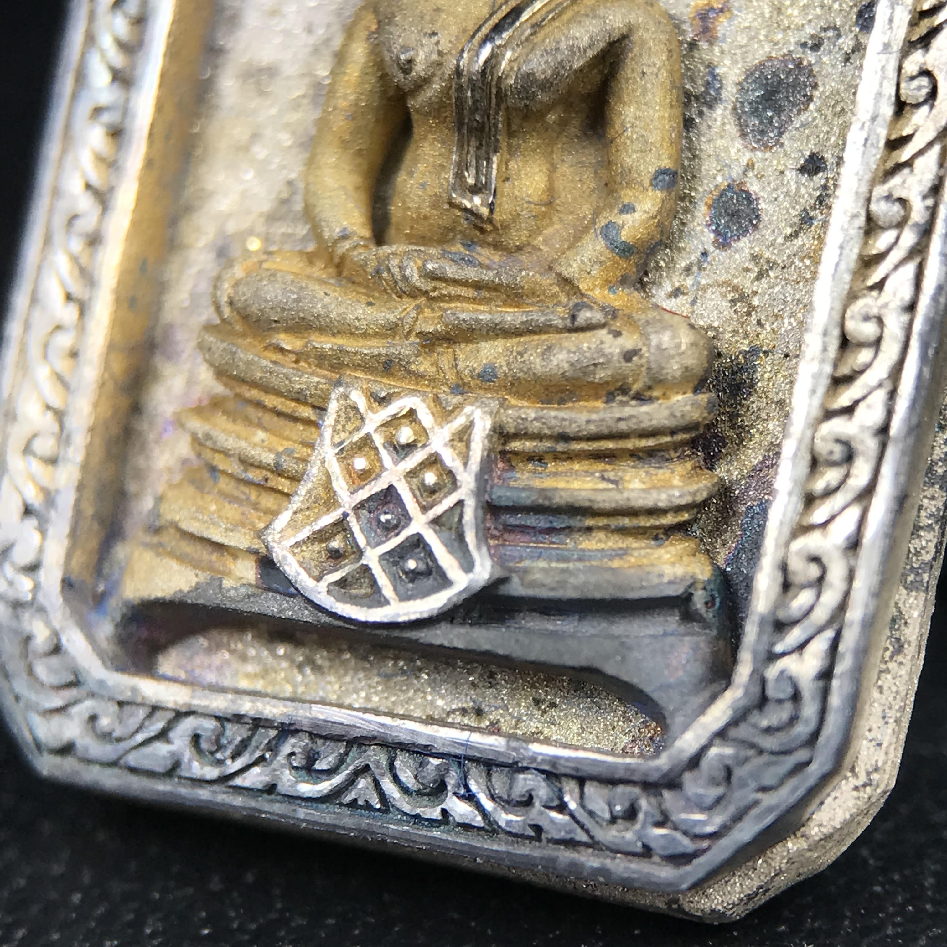 พระพุทธโสธร(หลวงพ่อโสธร) รุ่นสร้างอุโบสถ พิธีมหาพุทธาภิเษก ณ พระอุโบสถวัดโสธรวรารามวรวิหาร ปี 2539 เนื้อเงินทรายนวลขัดเงาบางส่วน พิมพ์แปดเหลี่ยม(หายากสร้างน้อย)กล่องบรรจุเดิมครบสมบูรณ์สวยงดงาม(เนื้อเงินผิวเดิมรุ้งสวยสวย องค์หมายเลขสวย ๗๔๔๕)