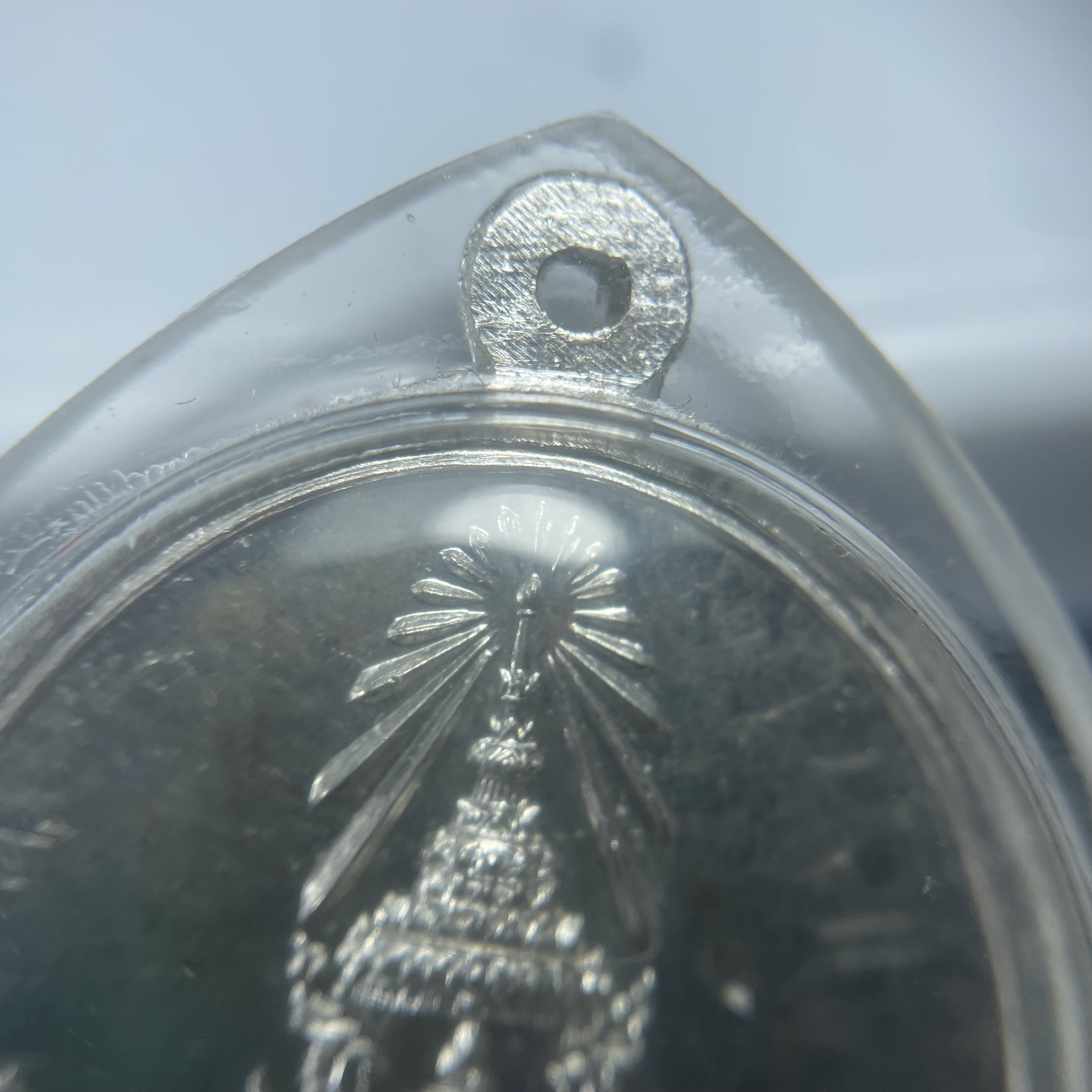 เหรียญพระพุทธสิหิงค์ ภปร. รุ่นมหาลัยธรรมศาสตร์ 60ปี พ.ศ.2537 พิมพ์ใหญ่+พิมพ์เล็ก เนื้อเงินผิวเดิม(ในหลวงรัชกาลที่9เสด็จในพิธี)(หลวงตามหาบัวร่วมปลุกเสก)