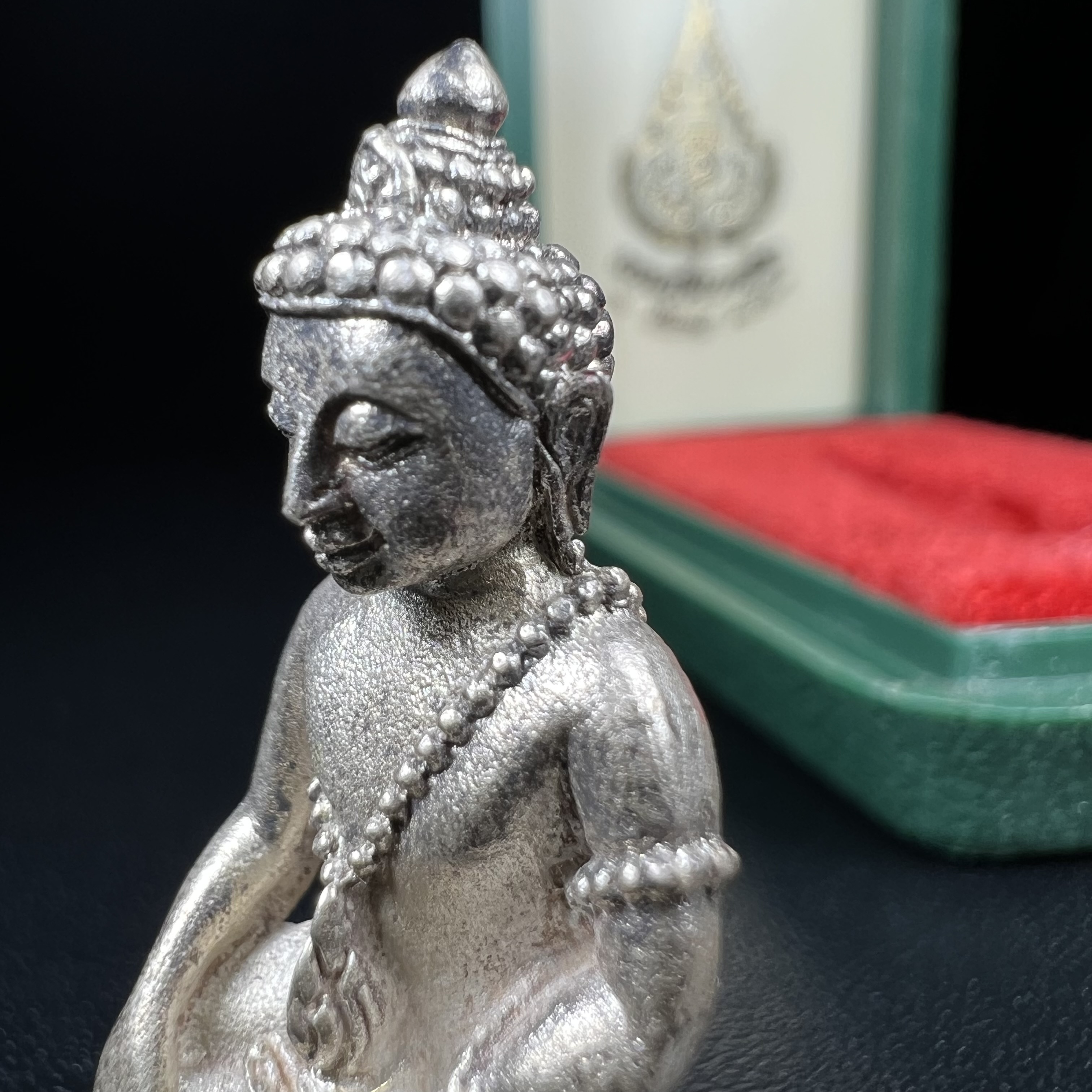 พระกริ่งวาสนาสมเด็จพระสังฆราช(วาสน์)วัดราชบพิธฯ ปี2531 เนื้อเงิน สร้างเป็นที่ระลึกในคราวที่สมเด็จพระอริยวงศาคตญาณ สมเด็จพระสังฆราช(วาสน์ วาสโน)มีพระชนมายุครบ90พรรษา(ในหลวง ร.9 เสด็จในพิธี)งานแกะแม่พิมพ์โดย นายช่างเกษม มงคลเจริญ)(1 ใน 191 องค์)หายาก