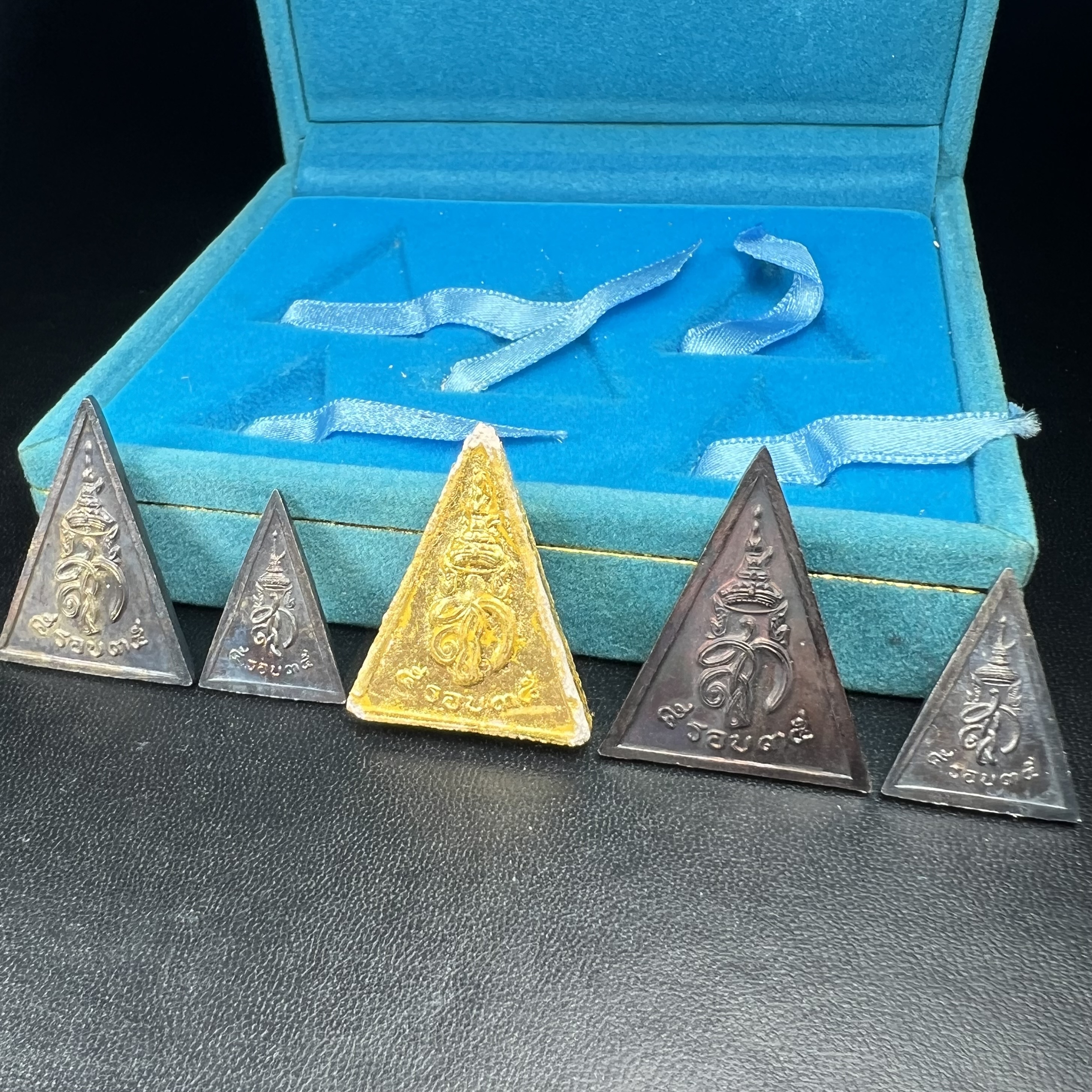 พระไพรีพินาศ สก. ปี 2535พิธีมหาพุทธาภิเษก ณ วัดบวรนิเวศวิหาร เฉลิมพระเกียรติ สมเด็จพระนางเจ้าสิริกิติ์ พระบรมราชินีนาถ พระบรมราชชนนีพันปีหลวง 5 รอบ 60 พรรษา12 สิงหาคม 2535 ชุดพิเศษ 5 รายการ ครบชุดพร้อมกล่องบรรจุเดิม