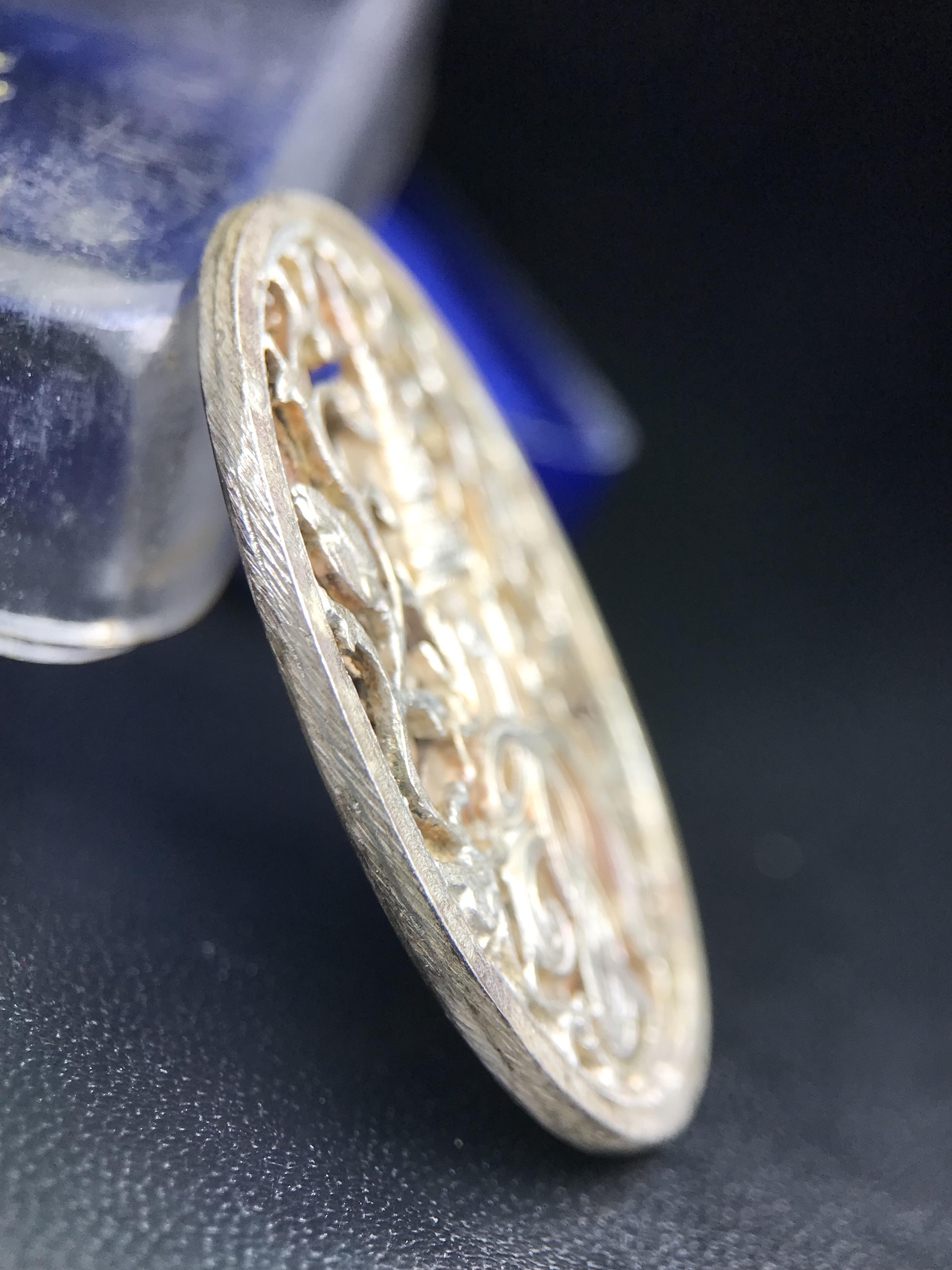 เหรียญหลวงพ่อคูณ ปริสุทโธ วัดบ้านไร่ รุ่น สก. ปี 2536 พิมพ์ลายฉลุ เนื้อเงิน(ผิวเดิมรุ้งสวยมาก) งานมหามงคลเฉลิมพระชนมพรรษา 5 รอบ สมเด็จพระบรมราชินีนาถ จัดสร้างโดย กองพลทหารราบที่๒ ทหารเสือราชินี รักษาพระองค์ (พิธีใหญ่ ประวัติชัดเจน อีกหนึ่งรุ่นยอดนิยม)