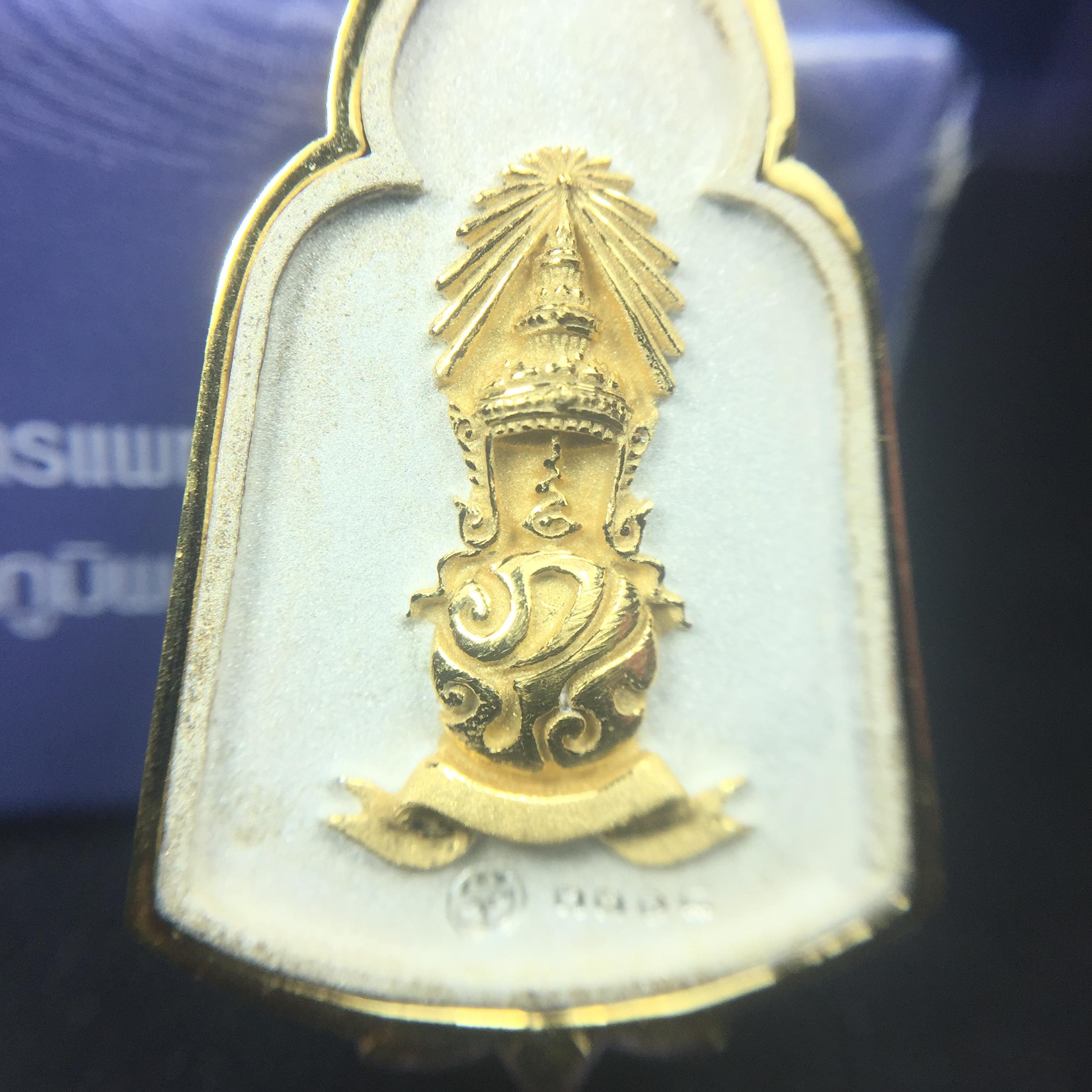 พระแก้วมรกต ภปร. ปี2547 จัดสร้างโดย รพ.ภูมิพลฯ เนื้อเงิน(3 กษัตริย์) เหรียญทรงซุ้ม(1ใน3000องค์)