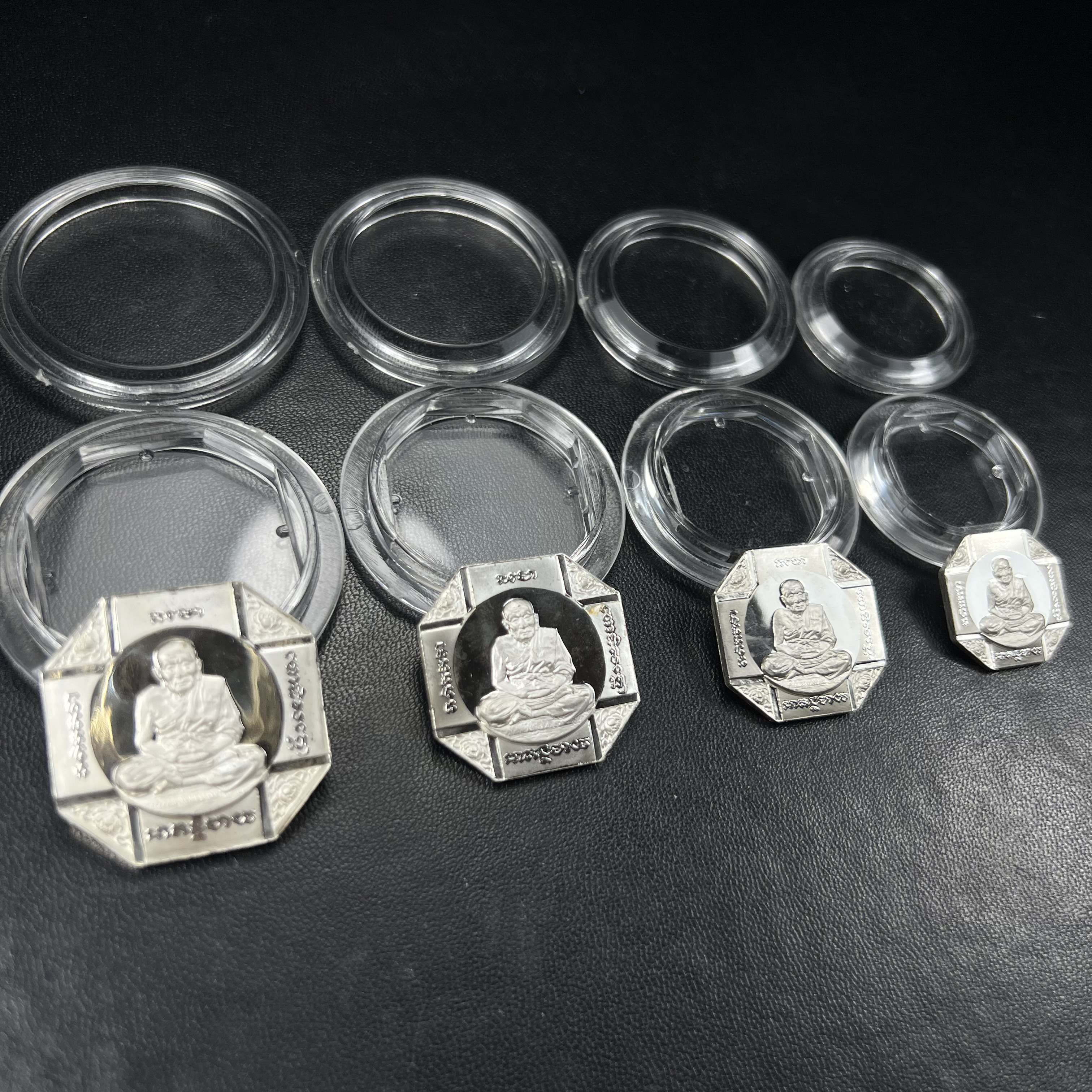 เหรียญหลวงพ่อทวด รุ่นสมเด็จเจ้าฟ้ามหาจักรี 48พรรษา โดยสภากาชาดไทย ปี2546 ชุดเหรียญเนื้อเงิน4ขนาด(ครบชุดพร้อมตลับบรรจุเดิม)พุทธาภิเษก ณ วัดช้างให้ จังหวัดปัตตานี