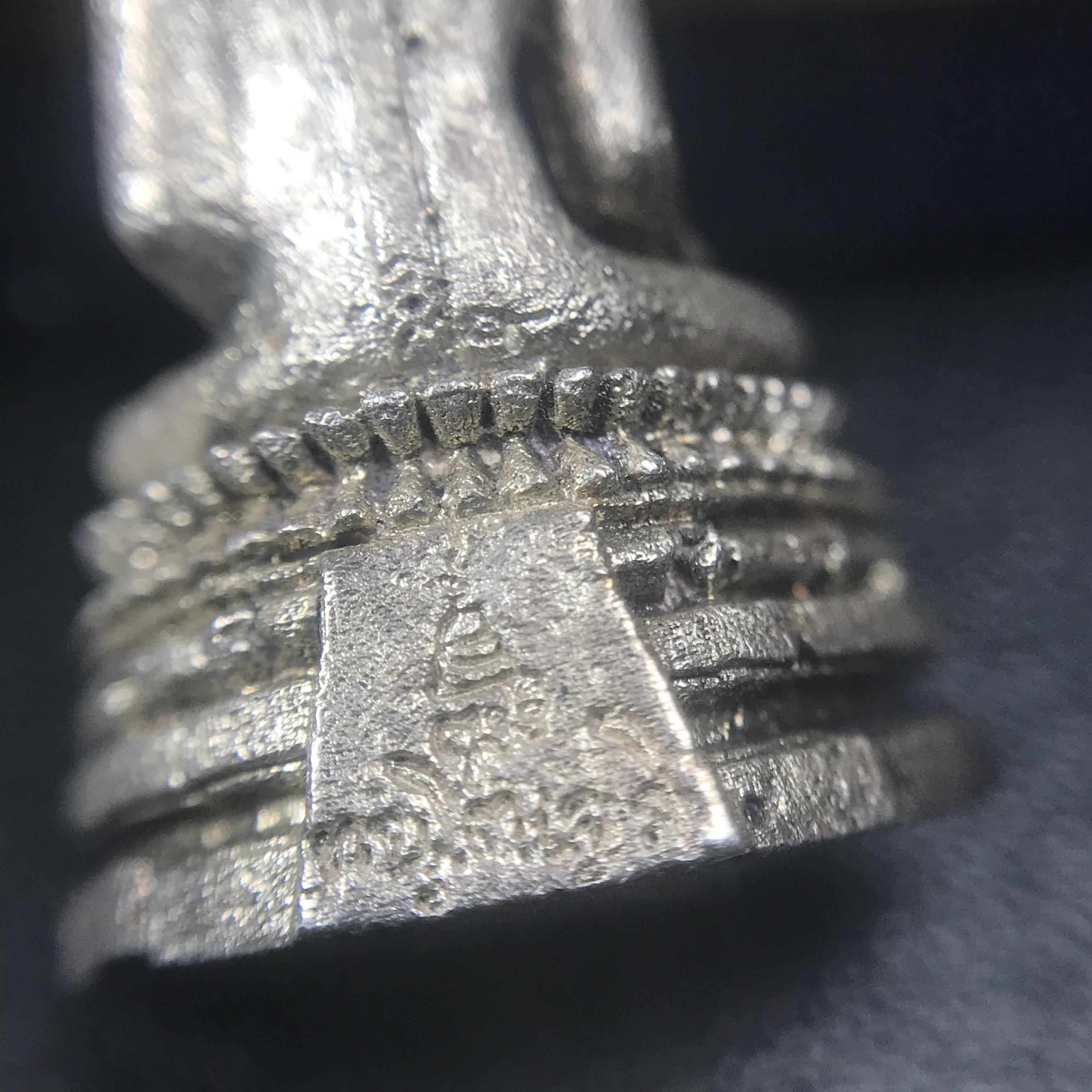 พระกริ่งพระพุทธชินสีห์ ภปร ทันโตเสฏโฐ ปี 2533 เนื้อเงิน (วัตถุมงคลหนึ่งเดียวที่บรรจุพระทนต์(ฟัน)ในหลวงรัชกาลที่9 พระราชทานให้จัดสร้าง)(1ใน1999องค์)