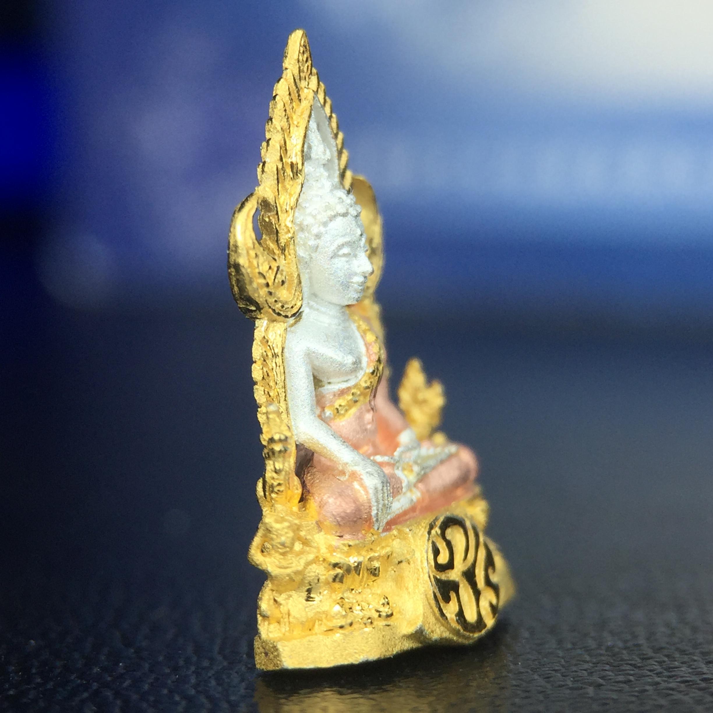 พระพุทธชินราช ภปร. โครงการ เพราะแผ่นดินนี้คือแผ่นดินเกิด เนื้อเงินชุบสามกษัตริย์ ปี2551 ขนาดหน้าตัก1/4นิ้ว (สวยงามหายาก)