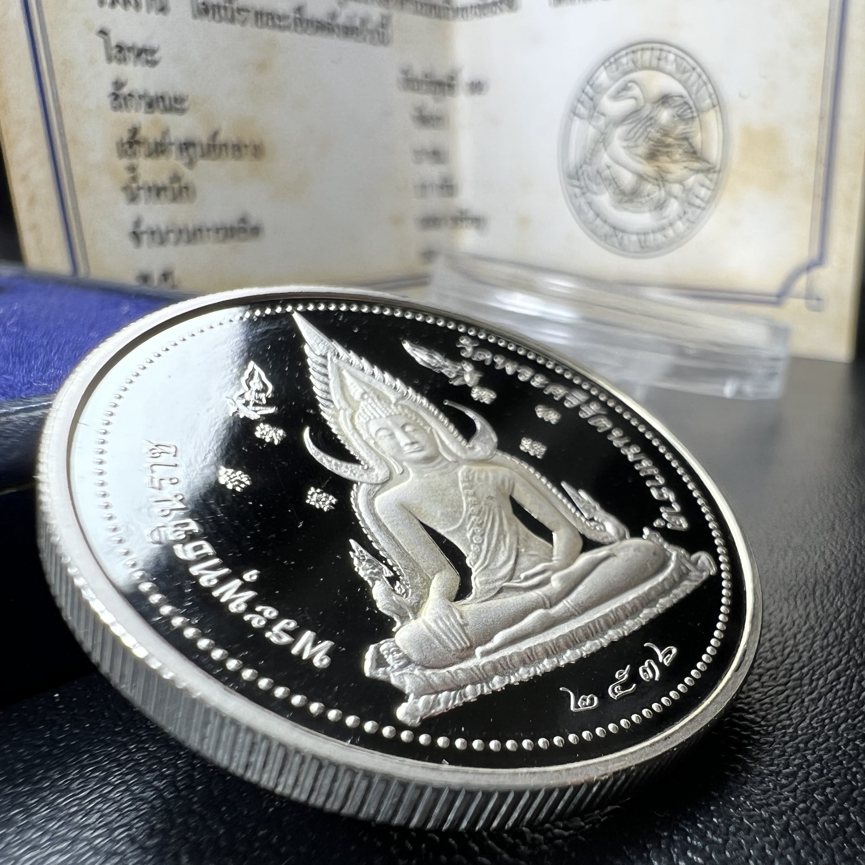 เหรียญสมเด็จพระนเรศวรมหาราช-พระพุทธชินราช รุ่นกองทุนสร้างอาคารเรียนวิทยาลัยสงฆ์ วัดพระศรีรัตนมหาธาตุ ปี 2536 เนื้อเงินขัดเงา บล็อกนอก เพิร์ธ ประเทศออสเตรเลีย(PERTH MINT)กล่องบรรจุเดิมใบรับรองพร้อมสวยงาม