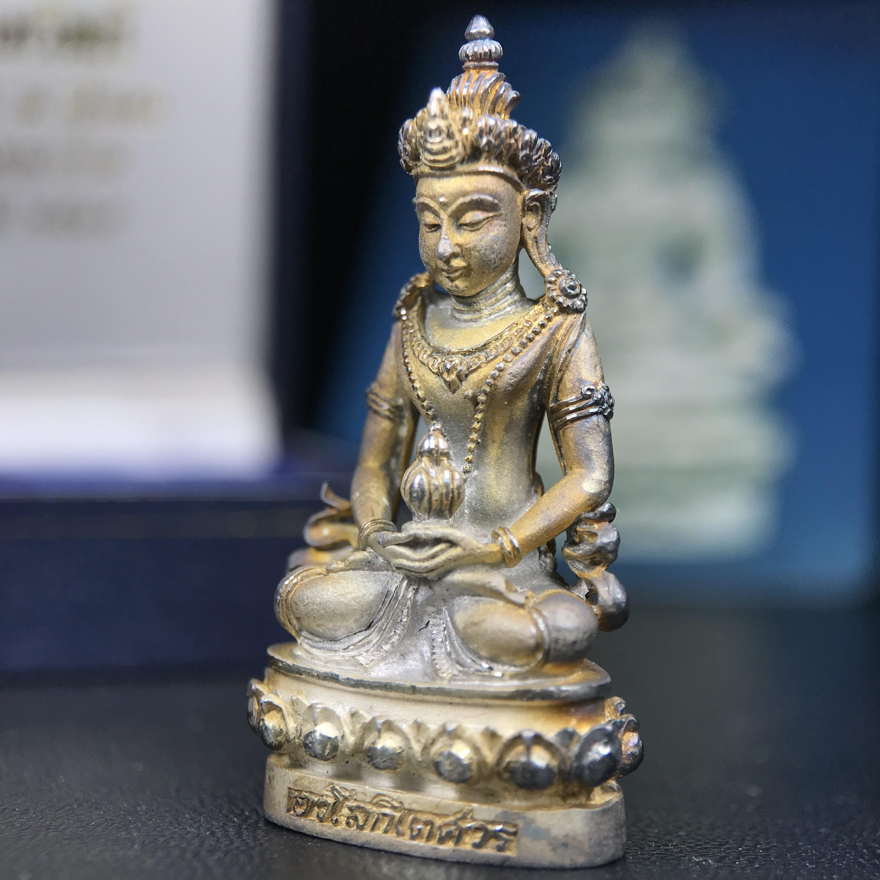 พระกริ่งอวโลกิเตศวร ( เจ้าแม่กวนอิม ) วัดโพธิ์แมนคุณาราม รุ่นอุดมโภคทรัพย์ พ.ศ.2539 เนื้อเงินพ่นทราย(ผิวเดิม ขึ้นสีรุ้งธรรมชาติ แบบนิยม เสน่ห์ของพระเนื้อเงิน) (พร้อมกล่องบรรจุการ์ดใบรับรองเดิมครบ)(อีกหนึ่งรุ่นยอดนิยม พุทธศิลป์สวยงดงาม)หายาก 1 ใน 5000 องค์