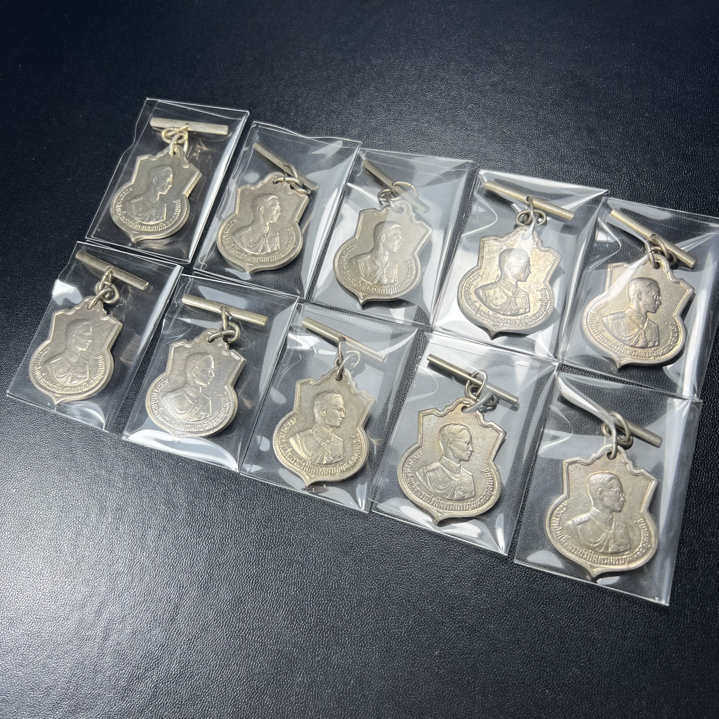 เหรียญอนุสรณ์มหาราช 3รอบ รัชกาลที่9 ปี2506 เนื้ออัลปาก้า โค๊ด "สว" สายโซ่คล้องเดิม(1ชุด 10เหรียญ มีโค๊ด “สว” ซ้าย 5เหรียญ(พบเจอน้อยหายาก)+มีโค๊ด “สว” ขวา 5เหรียญ)(ชุดคัดสภาพสวยผิวเดิมขึ้นน้ำทองสวย โค๊ด สว ตอกลึกติดชัดติดเต็มแบบนี้หายาก)