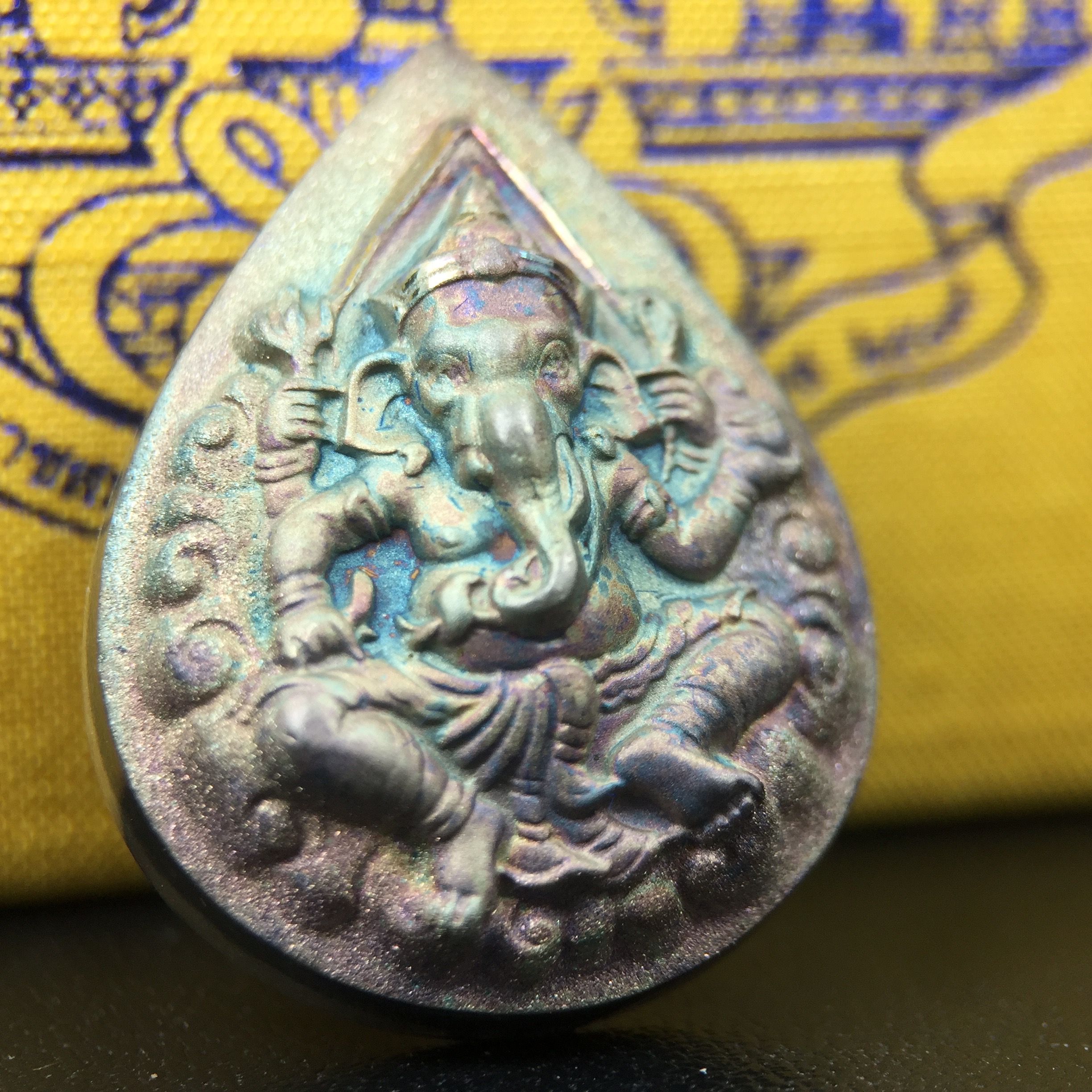 เหรียญพระพิฆเนศวร ญสส. ชุดกาญจนาภิเษกครองราชย์ 50 ปี พุทธศักราช 2538 พิมพ์ใหญ่(2.9 ซม.) เนื้อเงินผิวเดิมกลับดำขึ้นสีรุ้งเข้มขลังงดงามธรรมชาติสร้างสรรค์ สภาพสวยเดิมพร้อมกล่องบรรจุเดิม ตอกโค๊ดหมายเลขกำกับ(1ใน 5539องค์)