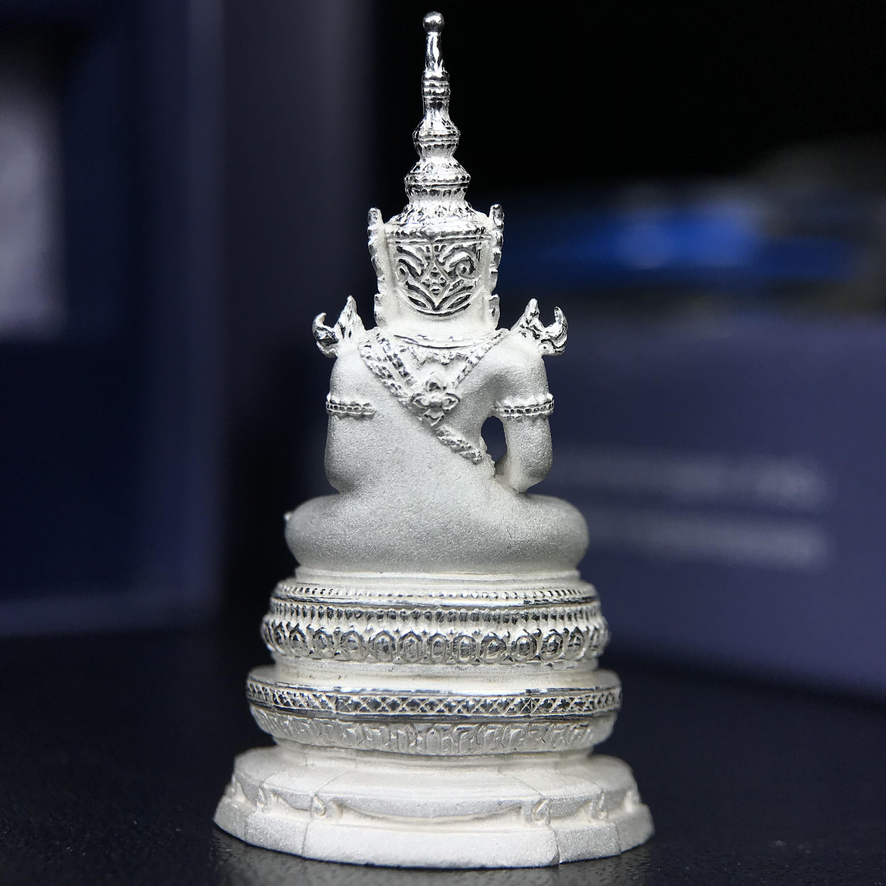 พระแก้วมรกต ภปร. ปี 2547 จัดสร้างโดยโรงพยาบาลภูมิพลอดุลยเดช เนื้อเงิน ลอยองค์ หน้าตัก 1/2 นิ้ว พิธีมหามังคาภิเษก ณ พระอุโบสถวัดพระศรีรัตนศาสดาราม(วัดพระแก้ว) งดงามทรงคุณค่าอีกหนึ่งรุ่นยอดนิยม หายาก(หมายเลขต้นๆหลักร้อย ๗๙๓)(1ใน3000องค์)