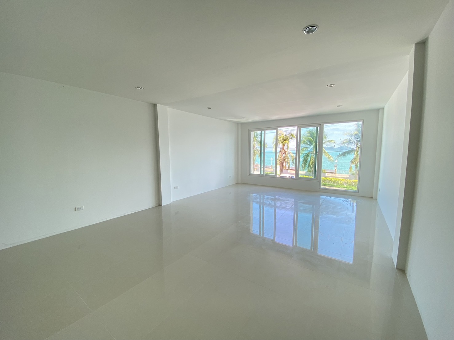 For Sales : Sea front, 2-Story commercial buildings, 3 Bedroom 6 Bathroom