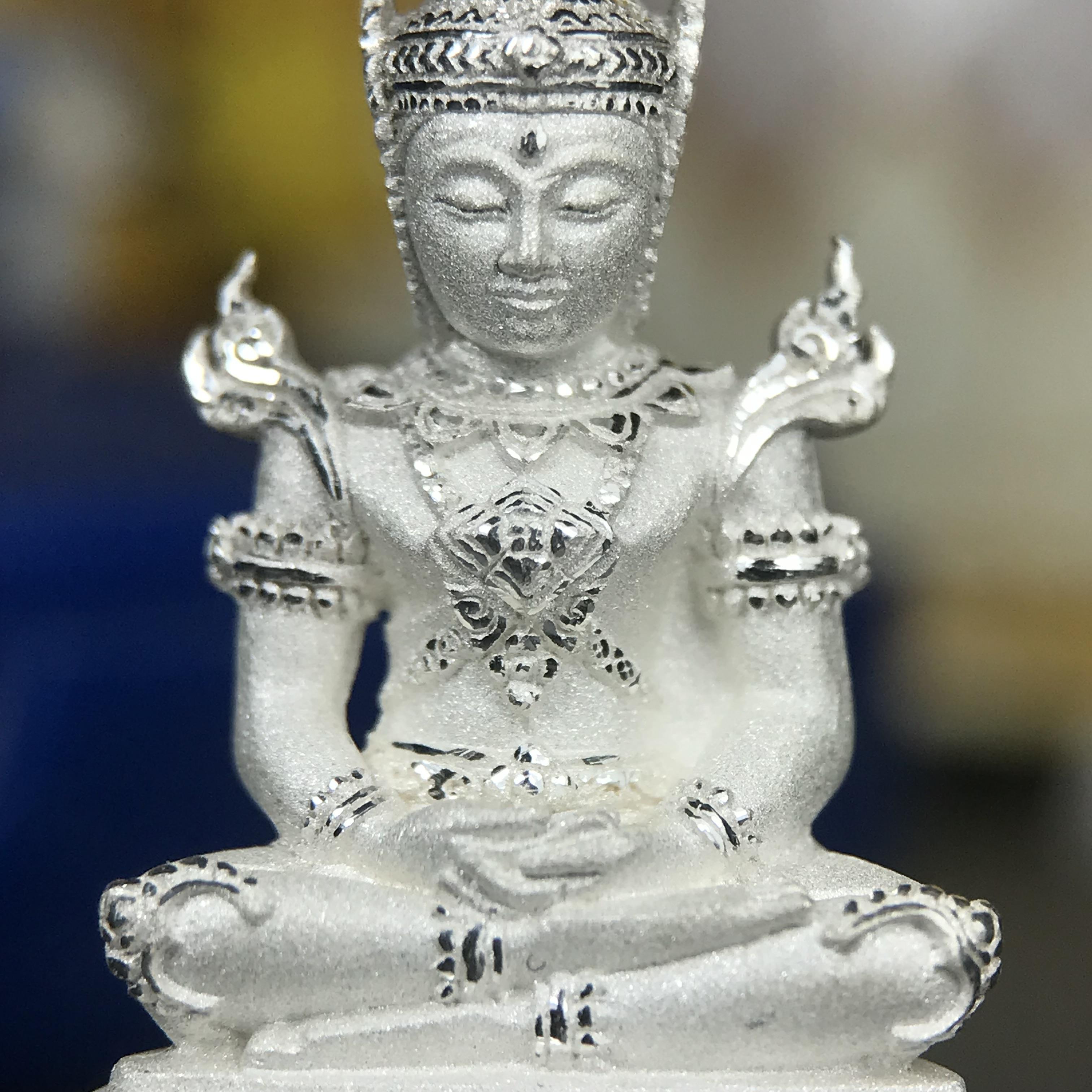 พระแก้วมรกต ทรงเครื่องฤดูร้อน พระราชทานประดิษฐานตราสัญลักษณ์ฉลองสิริราชสมบัติ ครบ 60 ปี ในหลวงรัชกาลที่ 9 พ.ศ.2549 เนื้อเงินลอยองค์พิมพ์ใหญ่ สูง 3.6 ซม. ขนาดหน้าตัก 1/2 นิ้ว (พิธีใหญ่มหาพุทธาภิเษก ณ พระอุโบสถวัดพระแก้ว เกจิอาจารย์ ทั่วประเทศ 108 รูป )