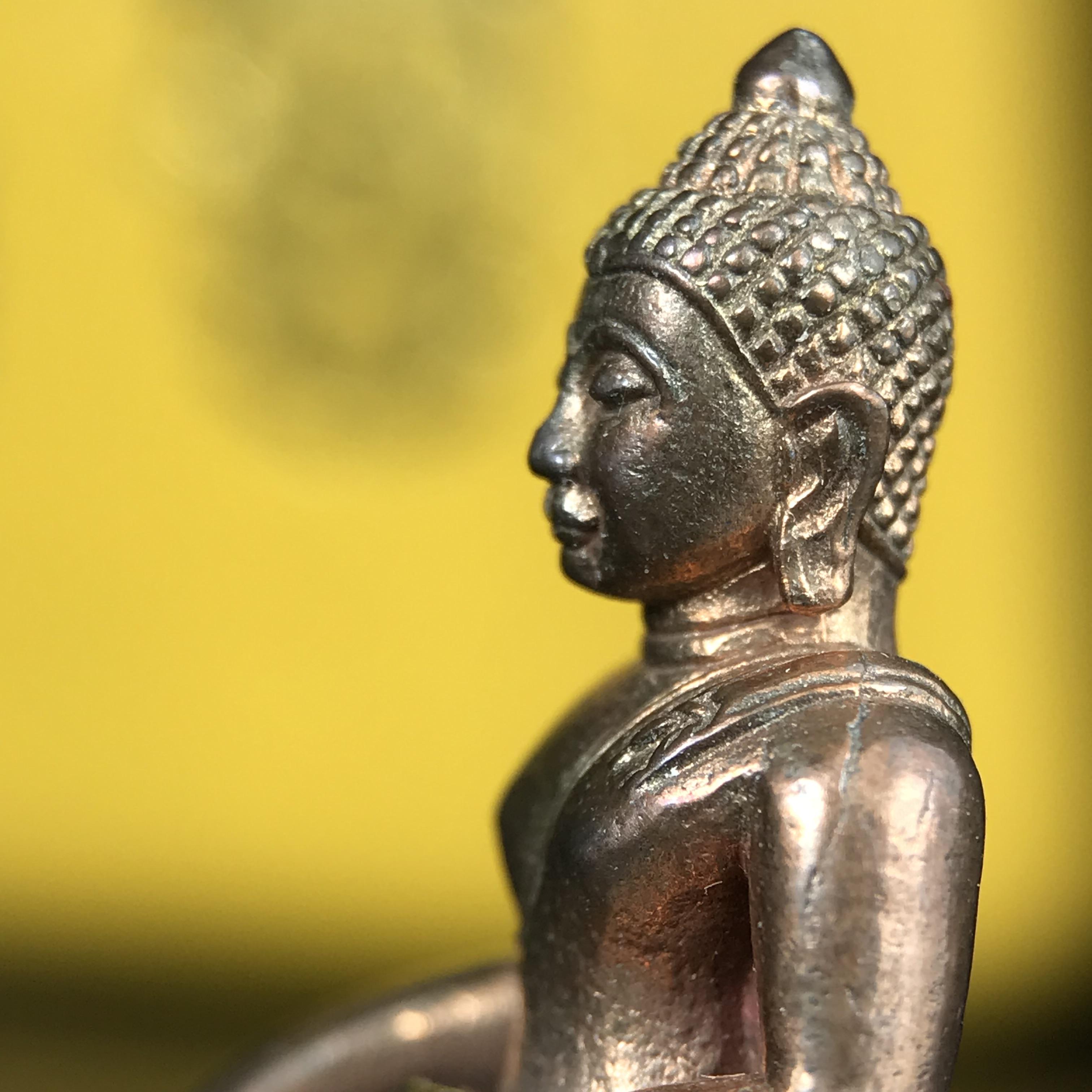 พระกริ่งพระพุทธนรสีห์ จปร.+ภปร. ครบรอบ 100 ปี ธนาคารไทยพาณิชย์ ปี 2550 พระกริ่งเนื้อนวโลหะพิเศษ(หล่อในพิธีเททอง)(หายาก)(พุทธศิลป์งดงาม)ด้านหน้าฐานประดับด้วยตราสัญลักษณ์ "จปร" และ "ภปร" (องค์เทหล่อในพิธีสร้างน้อย หายากมาก)1 ใน 1000 องค์