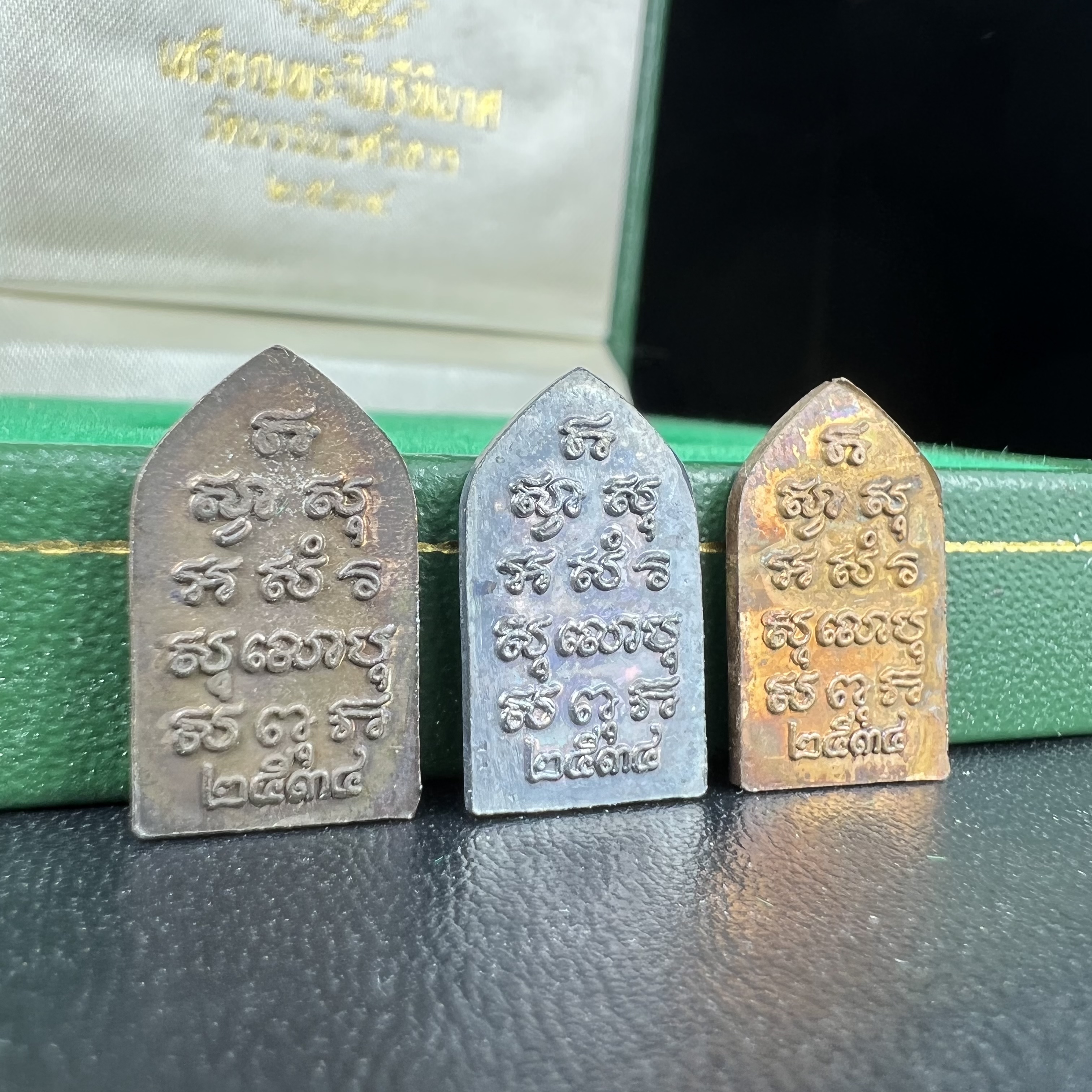 เหรียญพระไพรีพินาศ วัดบวรนิเวศราชวรวิหาร ปี2534 พิมพ์ห้าเหลี่ยม(เนื้อนวโลหะ-เนื้อเงิน-เนื้อทองแดง)(พระชุดหลักสายสมเด็จพระญาณสังวร สมเด็จพระสังฆราชองค์ที่19) (หายากสภาพสวยกล่องเดิมครบสมบูรณ์) 1ใน 700 ชุด