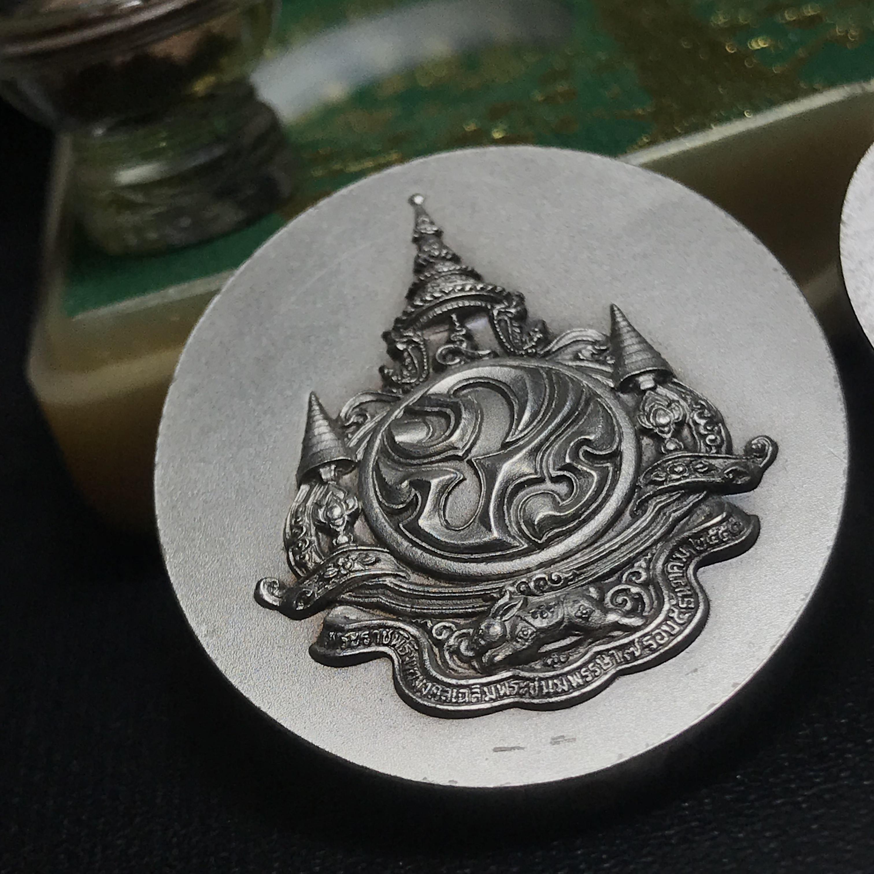 เหรียญพระบรมรูปหล่อพระบาทสมเด็จพระเจ้าอยู่หัว 84 พรรษา เนื้อเงินรมดำขัดวินอล พิมพ์ใหญ่+พิมพ์เล็ก(บรรจุมวลสาร จิตรลดา เส้นเกศาในหลวงรัชกาลที่9 พระราชทาน ลงในใจกลางเหรียญ)