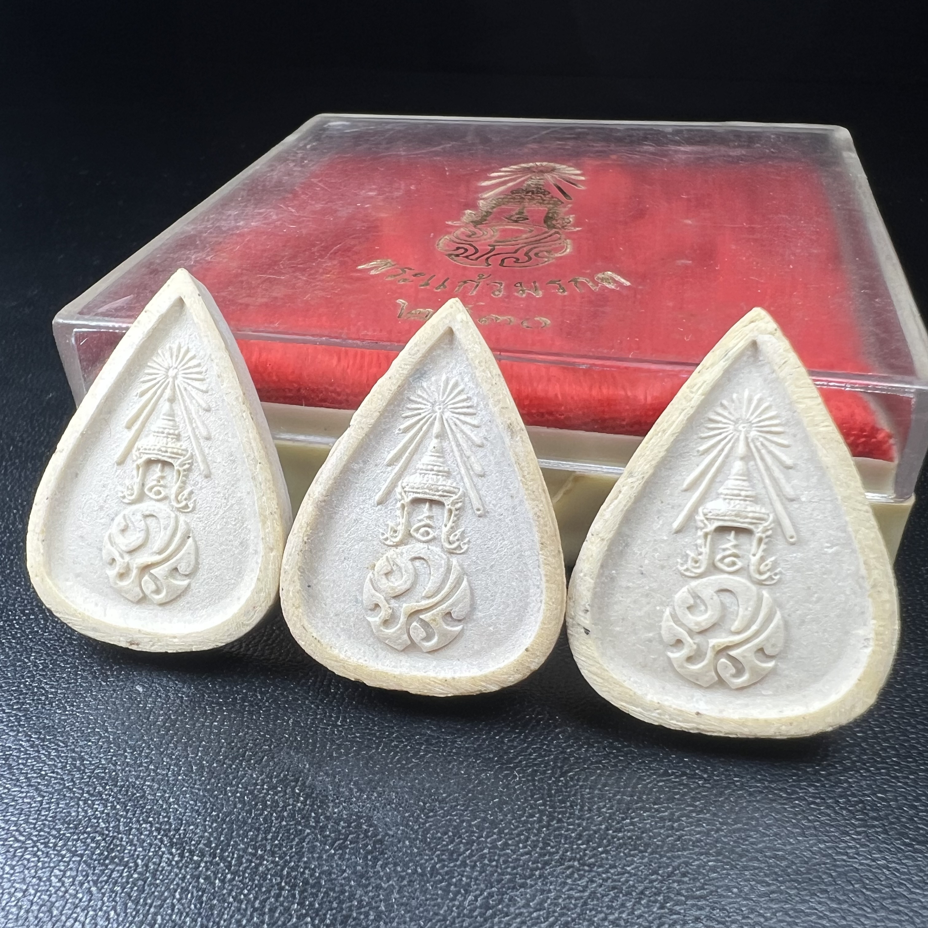 พระแก้วมรกต หลัง ภปร. เนื้อผง ปี2530 พระดี พิธีใหญ่ ประกอบพิธีพุทธาภิเษกพร้อมกับพิธีพระกริ่งปวเรศ ปี2530 วัดบวรนิเวศและวัดพระแก้ว(ครบชุดสามฤดูกล่องเดิมครบ)หายาก