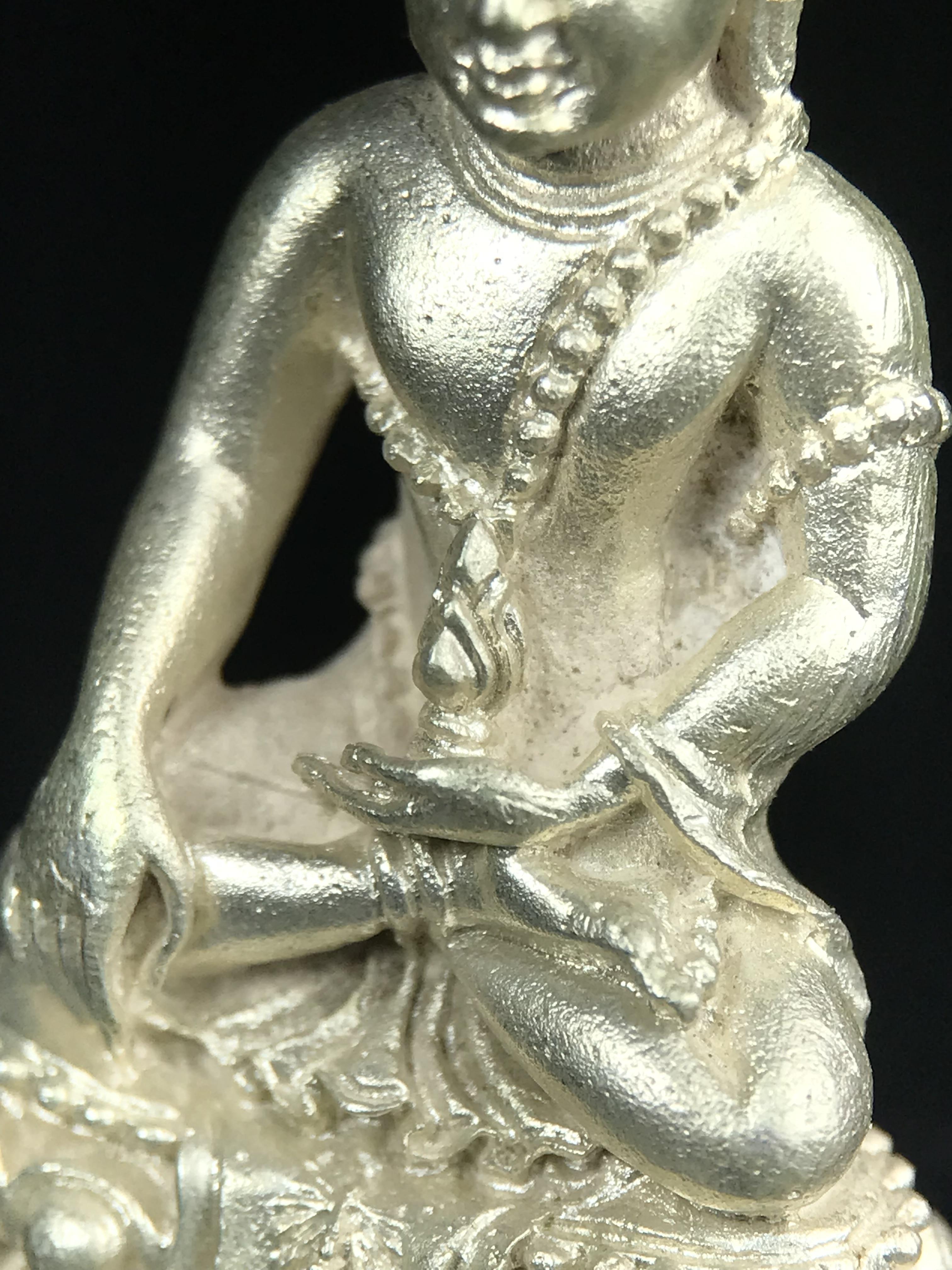 พระกริ่งศิรากาศ ภปร.(พระกริ่งคุ้มเกล้า)วัตถุมงคล"คุ้มเกล้าฯ" มูลนิธิ “คุ้มเกล้า” ในพระบรมราชูปถัมภ์ จัดสร้าง โรงพยาบาลภูมิพล เนื้อเงิน(พิมพ์หน้าไทย)(สภาพผิวขึ้นน้ำทองทั่วองค์สวยมากมาก!!)(ในหลวงรัชกาลที่9เสด็จเททอง)(พิธีใหญ่)(นิยม)