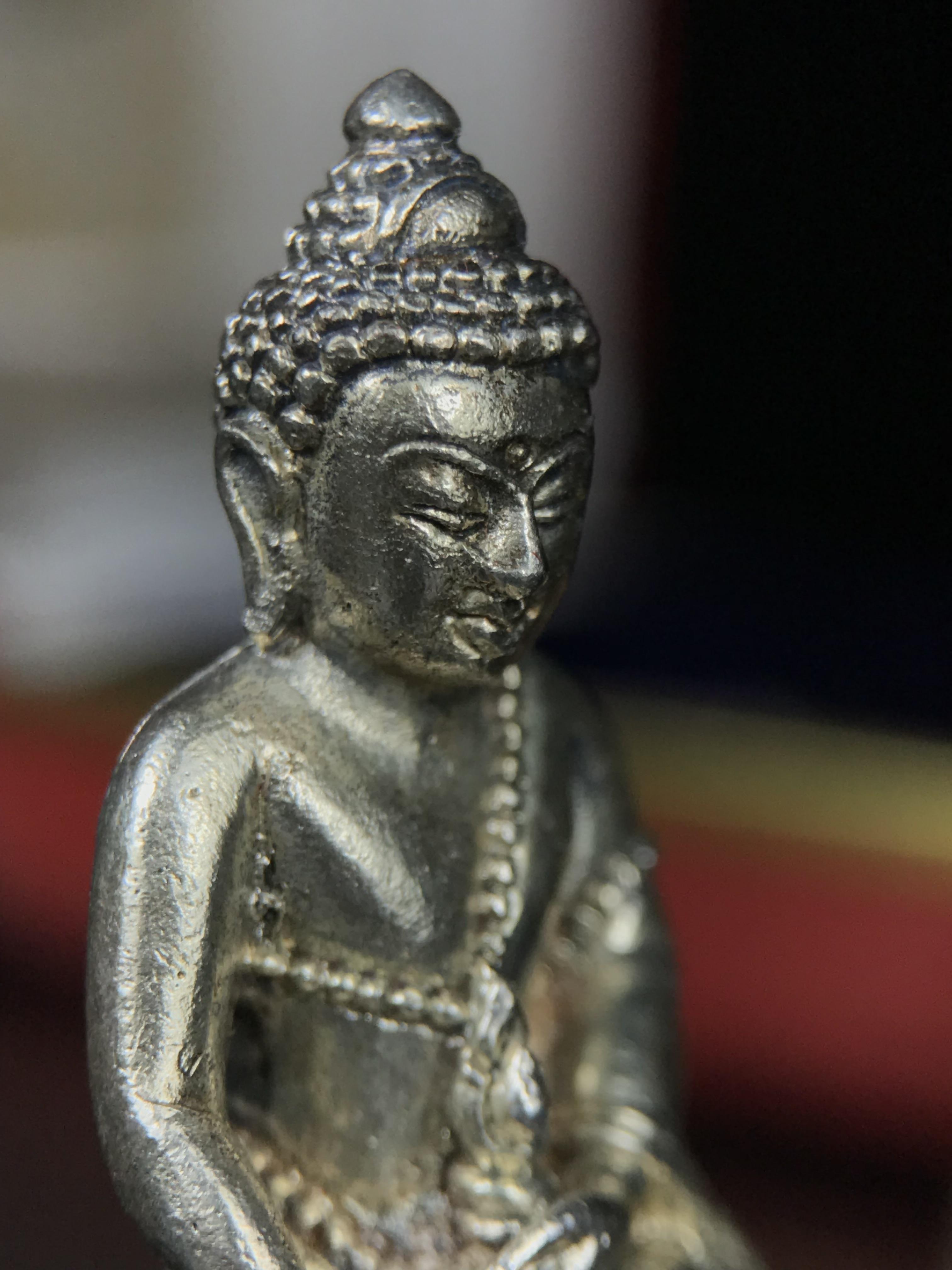 พระกริ่งฉลองพระชนมายุครบ 7 รอบ 84 พรรษา สมเด็จพระสังฆราช(วาสน์) วัดราชบพิธ พ.ศ.2525 เนื้อเงิน ผิวเดิมขึ้นน้ำทองสภาพสวยมาก ในกล่องชุดพิเศษกรรมการ พร้อมพระชัยวัฒน์ เนื้อนวโลหะ ครบชุดสมบูรณ์(งานแกะแม่พิมพ์โดย นายช่างเกษม มงคลเจริญ)(หายาก)