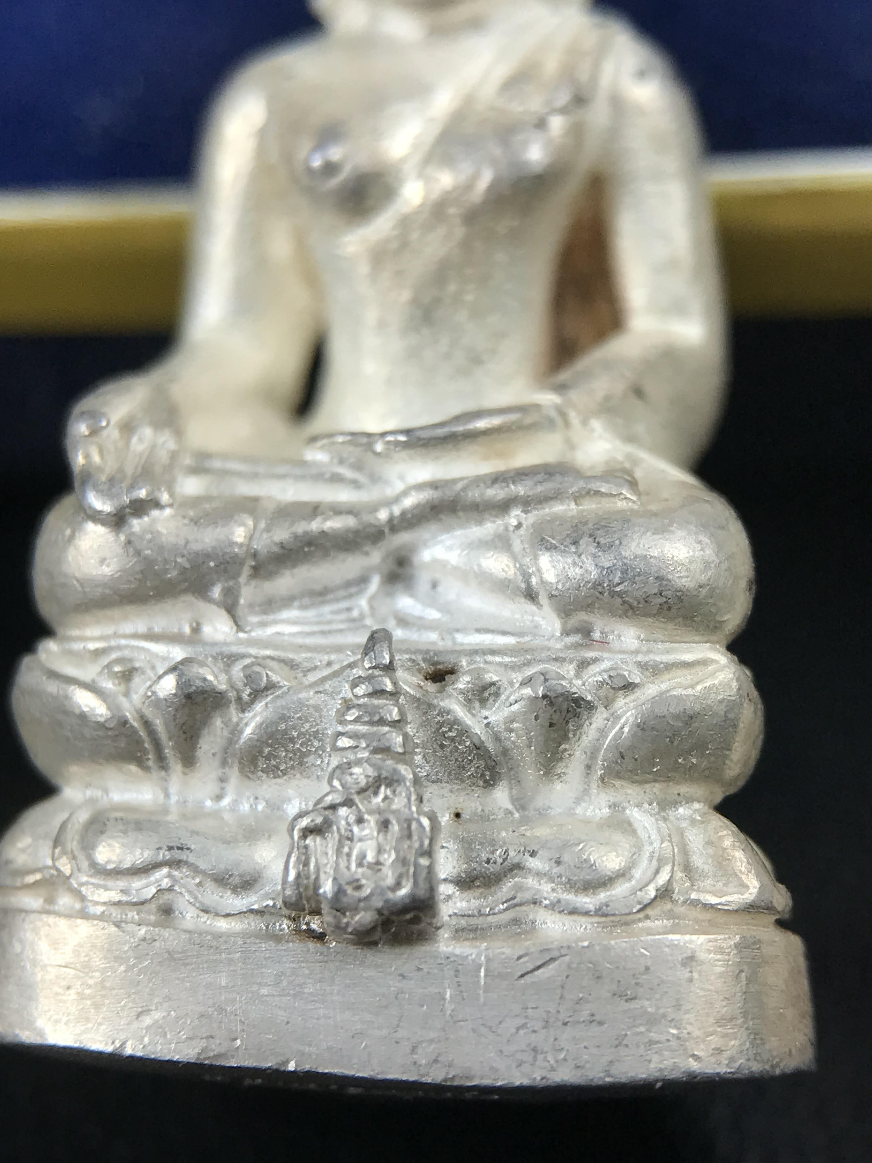 พระกริ่ง-พระชัยวัฒน์ ไพรีพินาศ ญสส.รุ่น นวฤทธิ์โภคทรัพย์ ปี 2544 อุดผงพุทธคุณ บรรจุมวลสารจิตรลดา และเส้นพระเกศาของสมเด็จพระญาณสังวร พระสังฆราชฯ พร้อมกล่องบรรจุเดิม เนื้อเงิน ก้นทองคำ(พิมพ์กรรมการ)ชุดหมายเลข ๒(1ใน 89 ชุด) หายากพบเจอน้อยมาก