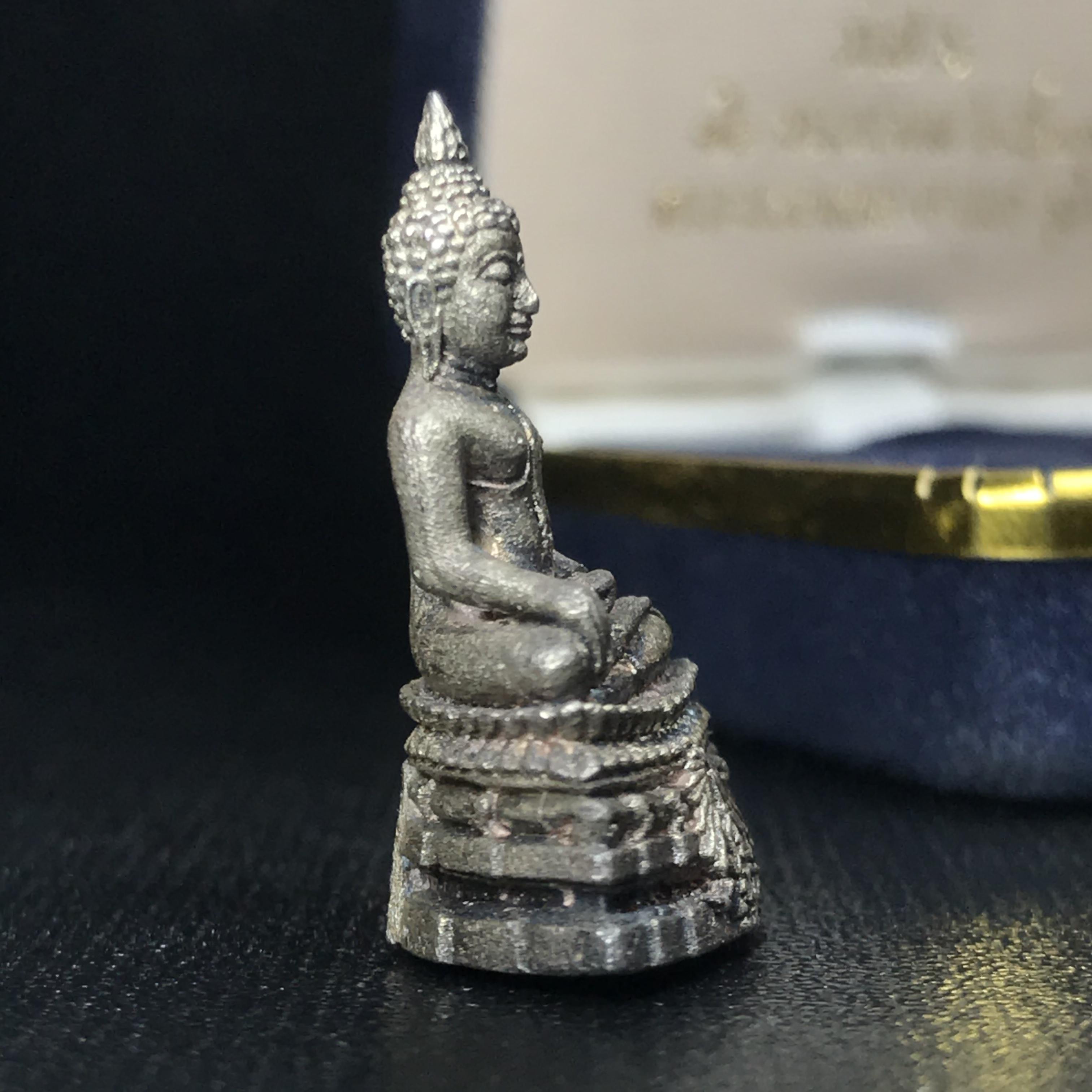 พระกริ่งพระพุทธชินสีห์ ภปร ทันโตเสฏโฐ ปี 2533 เนื้อเงิน (วัตถุมงคลหนึ่งเดียวที่บรรจุพระทนต์(ฟัน)ในหลวงรัชกาลที่9 พระราชทานให้จัดสร้าง)(1ใน1999องค์)