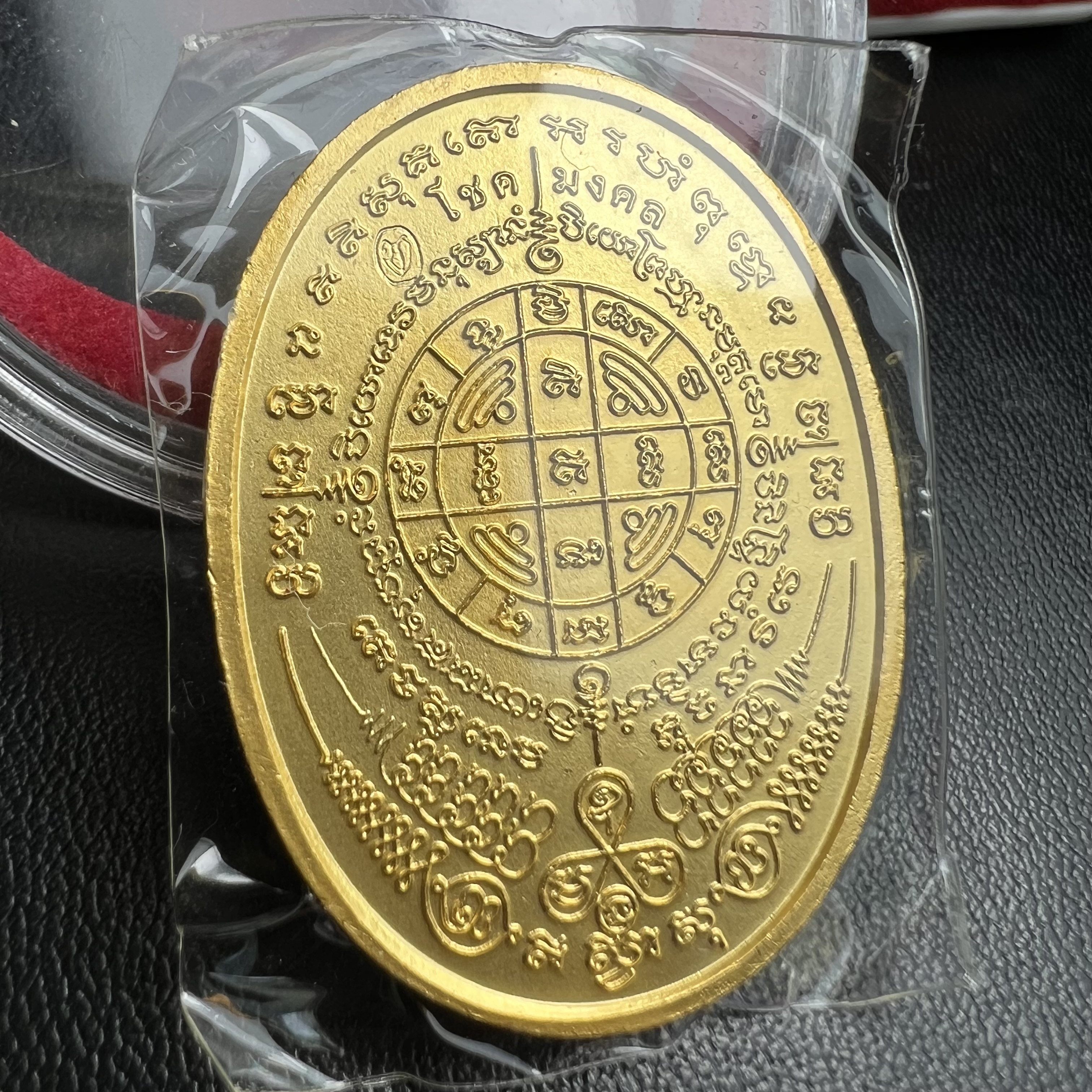 เหรียญครุฑดวงตรามหาเดช หลังยันต์มงกุฏพระเจ้า วัดตรีทศเทพวรวิหาร ปี2553 เนื้อกะไหล่ทองลงยาแดง(สภาพสวยซีนซองเดิมกล่องบรรจุเดิม)ดวงตราแห่งชัยชนะ ความสำเร็จ เจริญรุ่งเรือง แก้อาถรรพ์ ต่างๆ