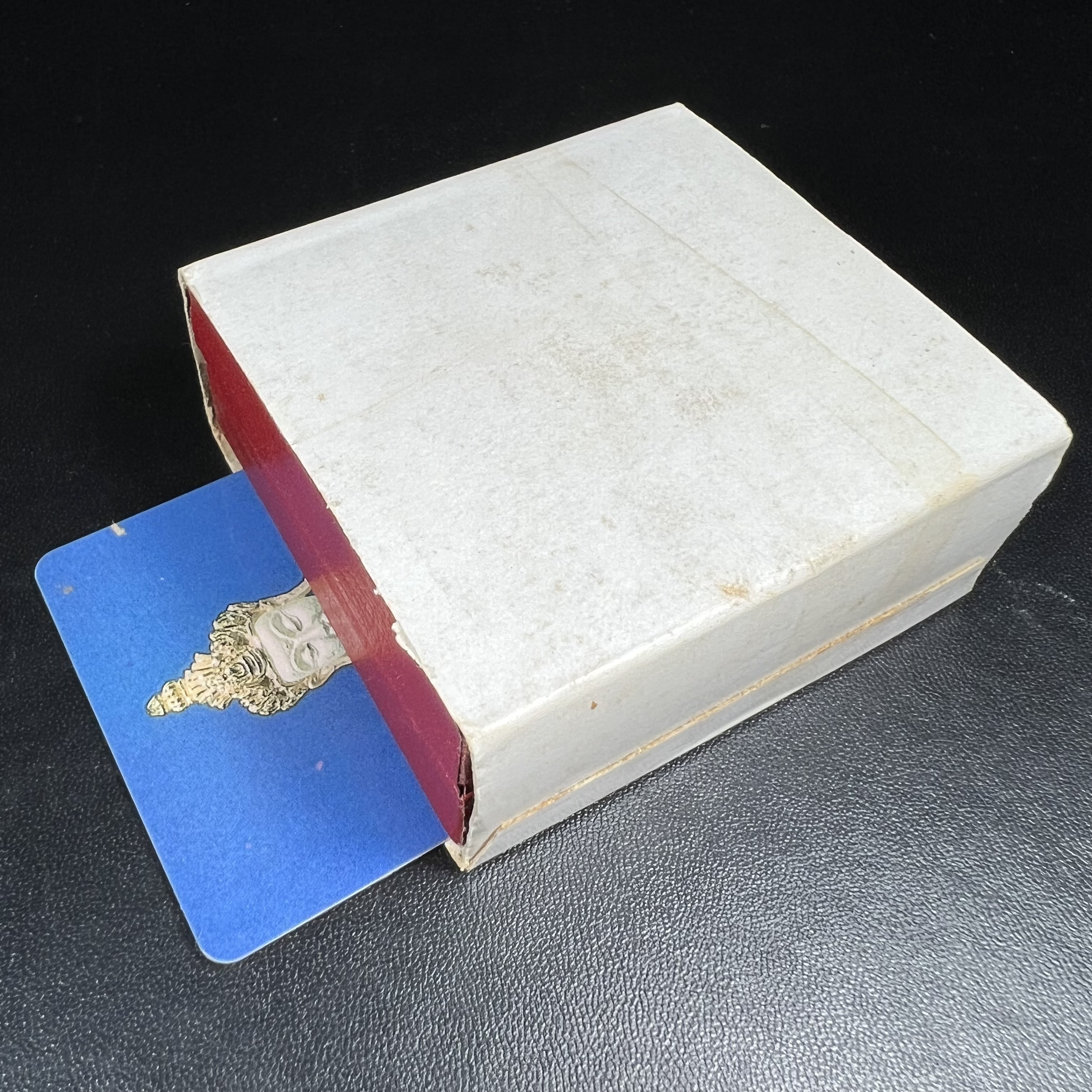 พระกริ่งอวโลกิเตศวร ( เจ้าแม่กวนอิม ) วัดโพธิ์แมนคุณาราม รุ่นอุดมโภคทรัพย์ พ.ศ.2539 เนื้อเงิน 3 กษัตริย์ พ่นทราย(ผิวเดิม ขึ้นสีรุ้งธรรมชาติ แบบนิยม เสน่ห์ของพระเนื้อเงิน) (พร้อมกล่องบรรจุการ์ดใบรับรองเดิมครบ) (อีกหนึ่งรุ่นยอดนิยม พุทธศิลป์สวยงดงาม)